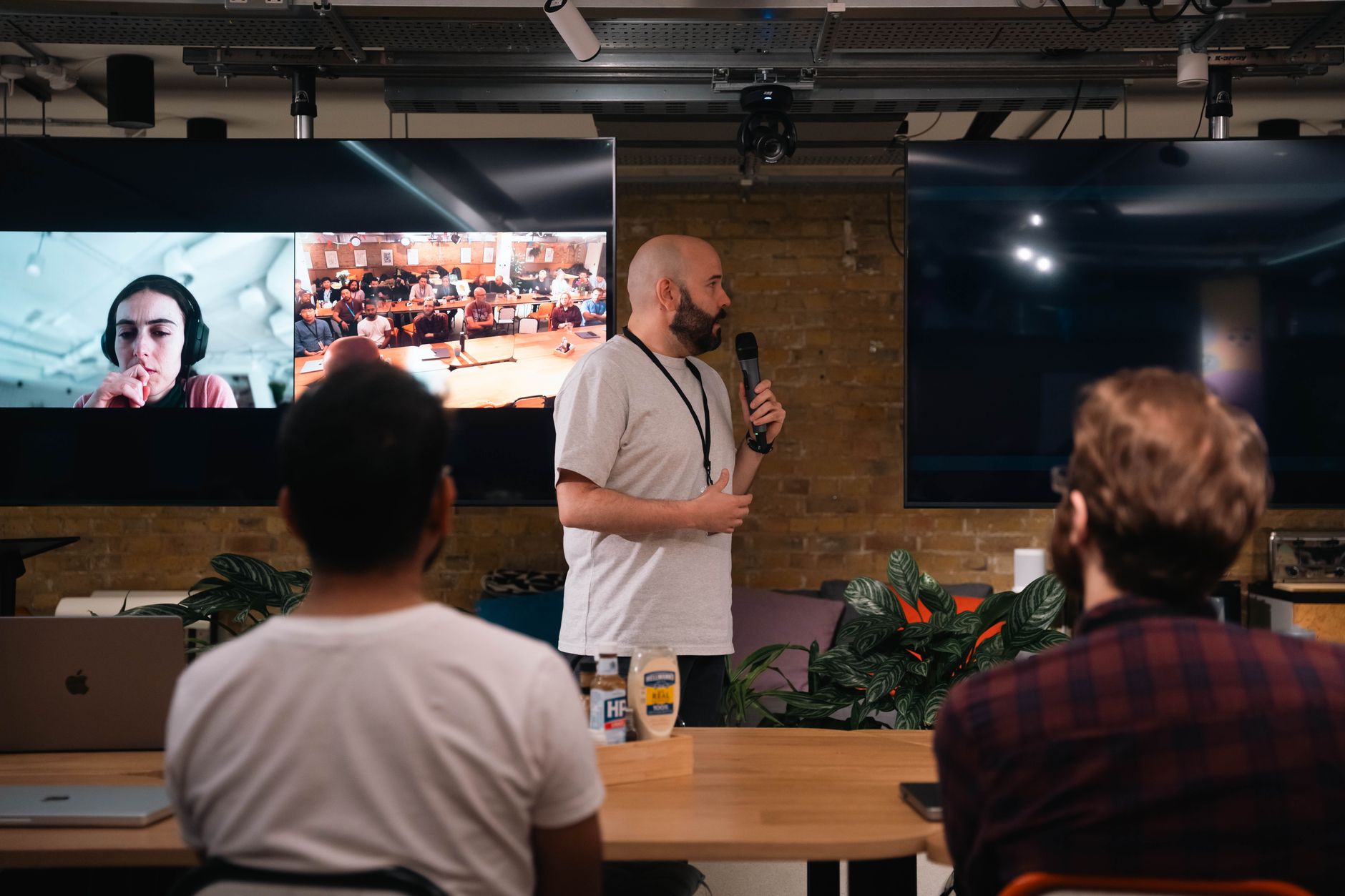 live event team collaboration (Photo: Viridiana Rivera / Pexels)