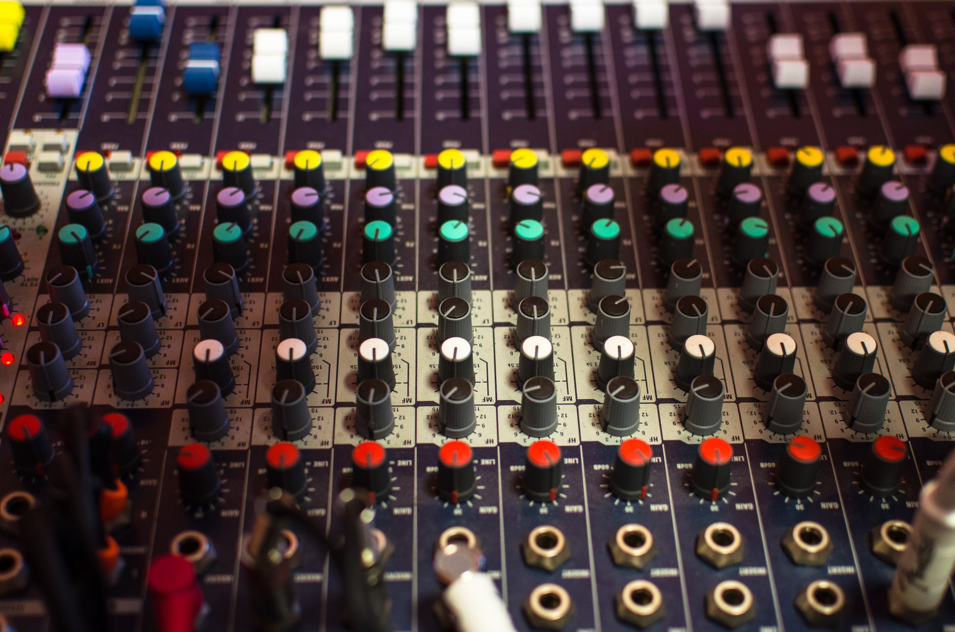 mixing console knobs (Photo: Lukas Blazek / Pexels)
