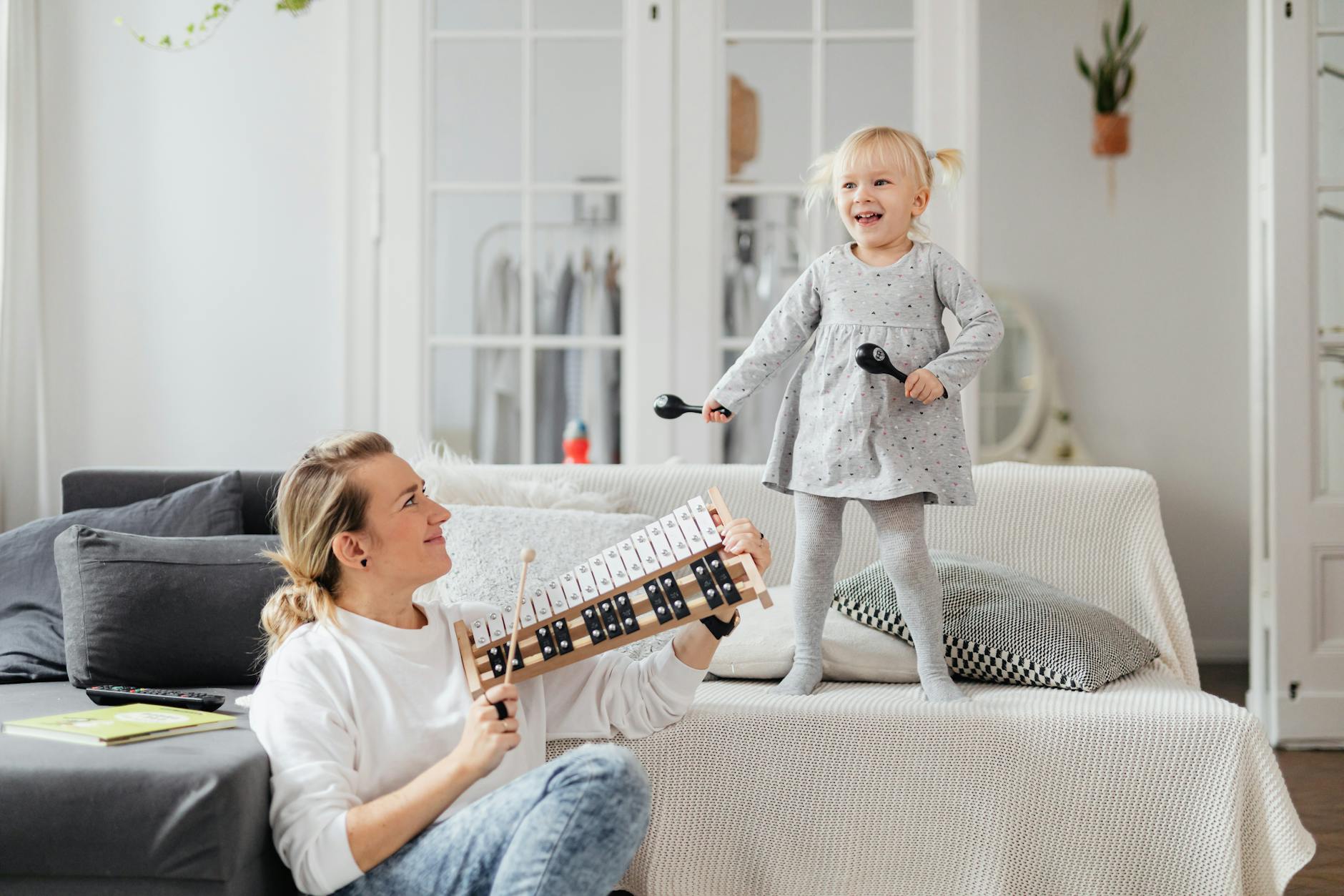 parent child music together (Photo: www.kaboompics.com / Pexels)