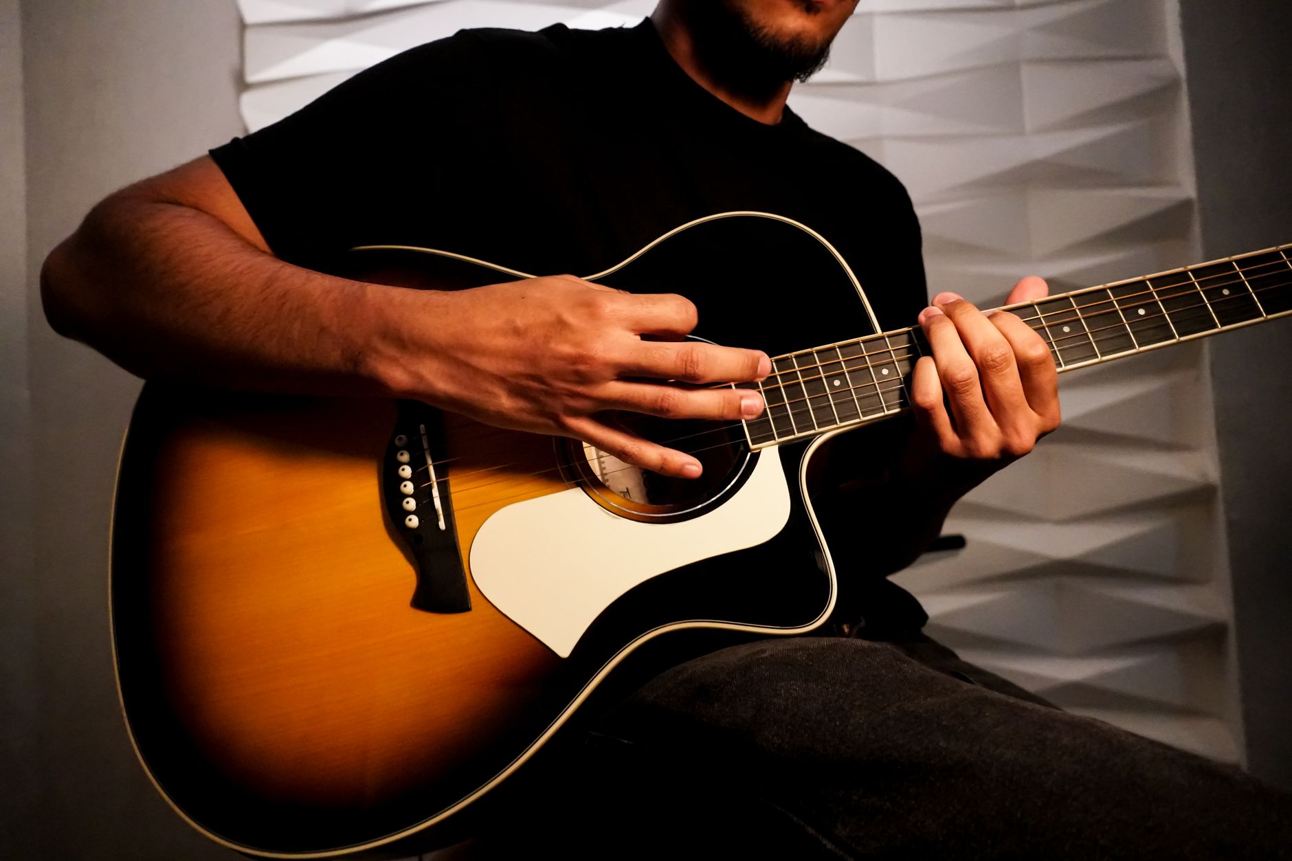 acoustic guitar performance (Photo: Caique Araujo / Pexels)
