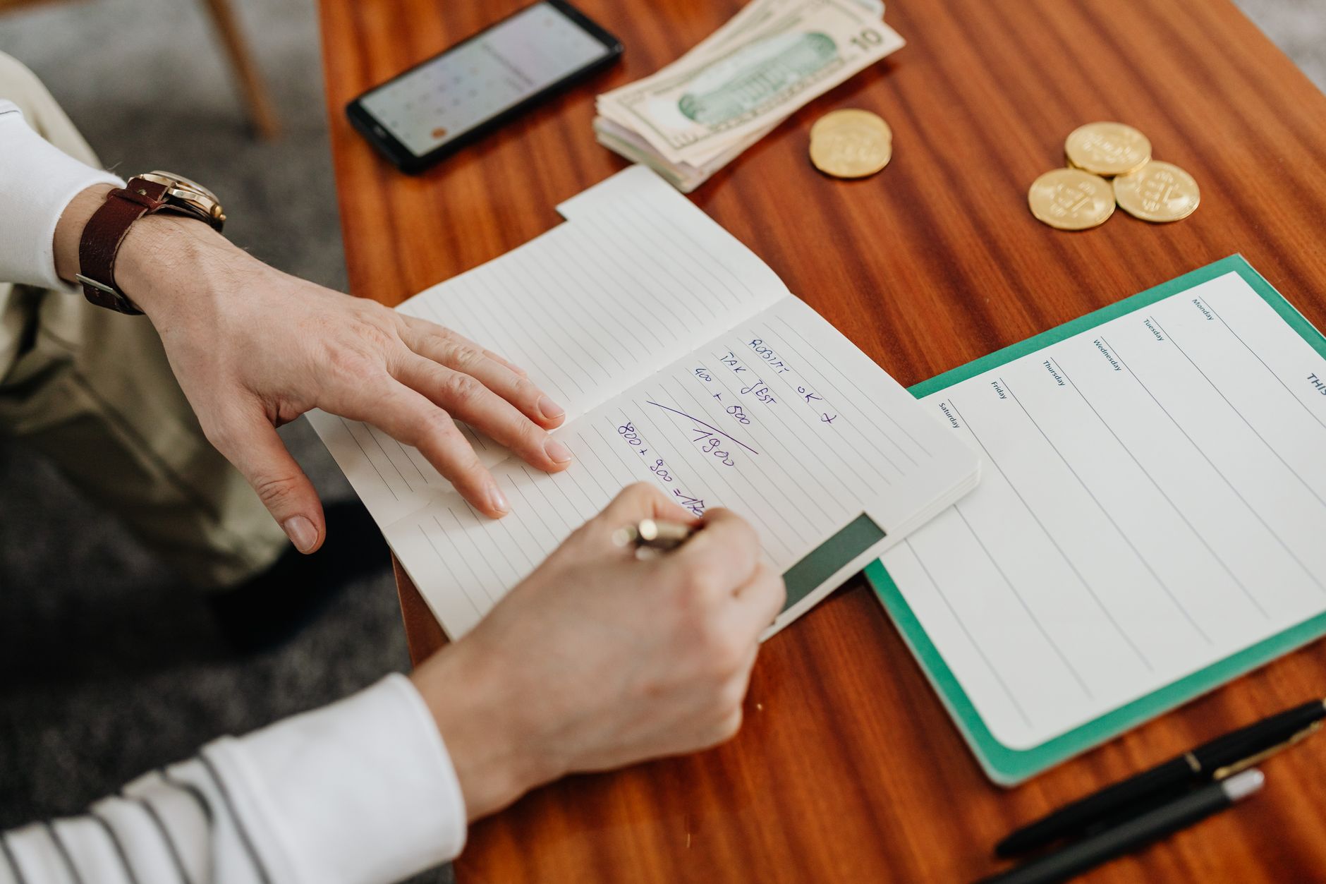 musician planning notebook budget (Photo: www.kaboompics.com / Pexels)