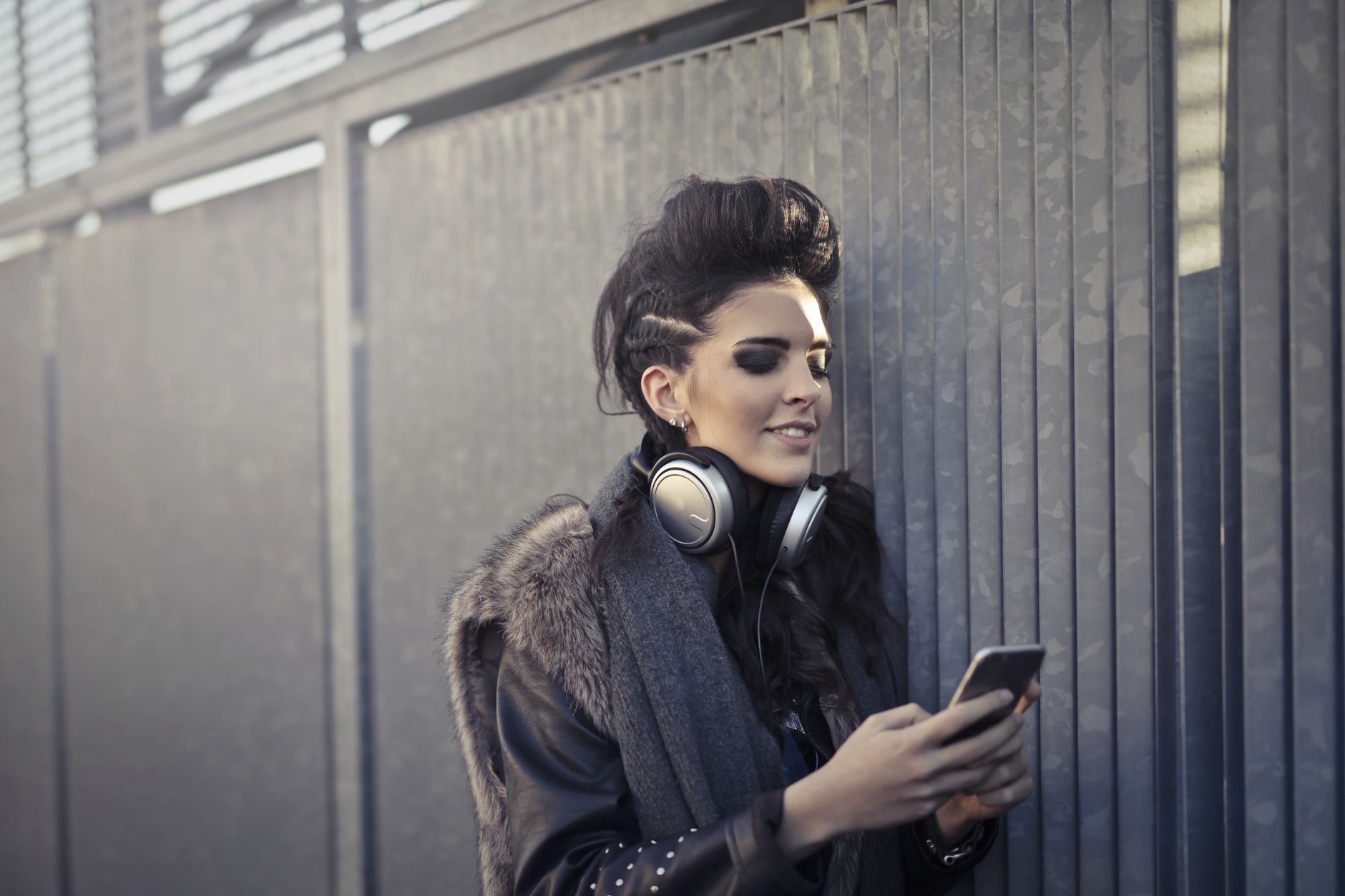 smartphone trending music (Photo: Andrea Piacquadio / Pexels)