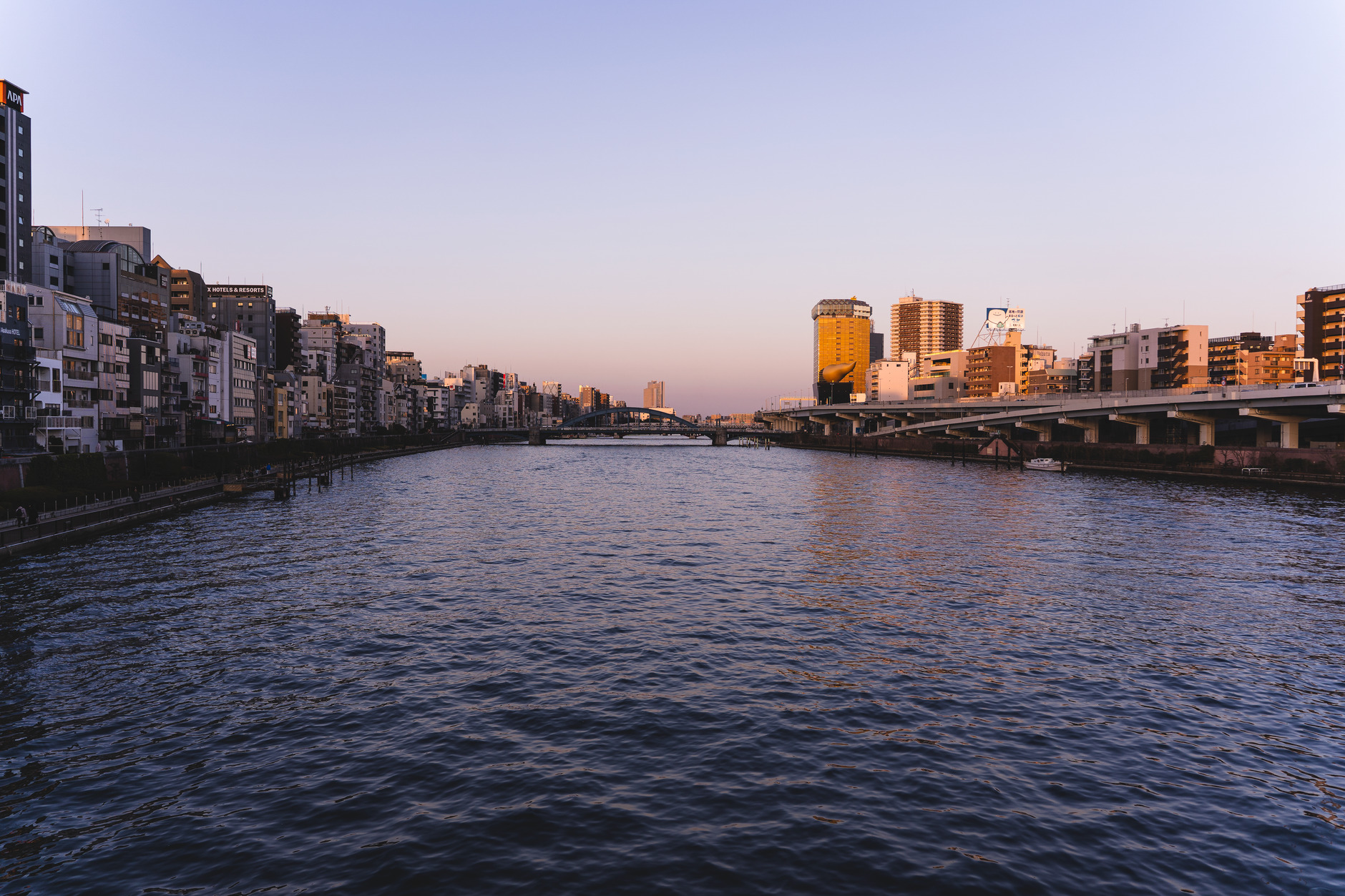 tokyo river evening lights (Photo: Szymon Shields / Pexels)