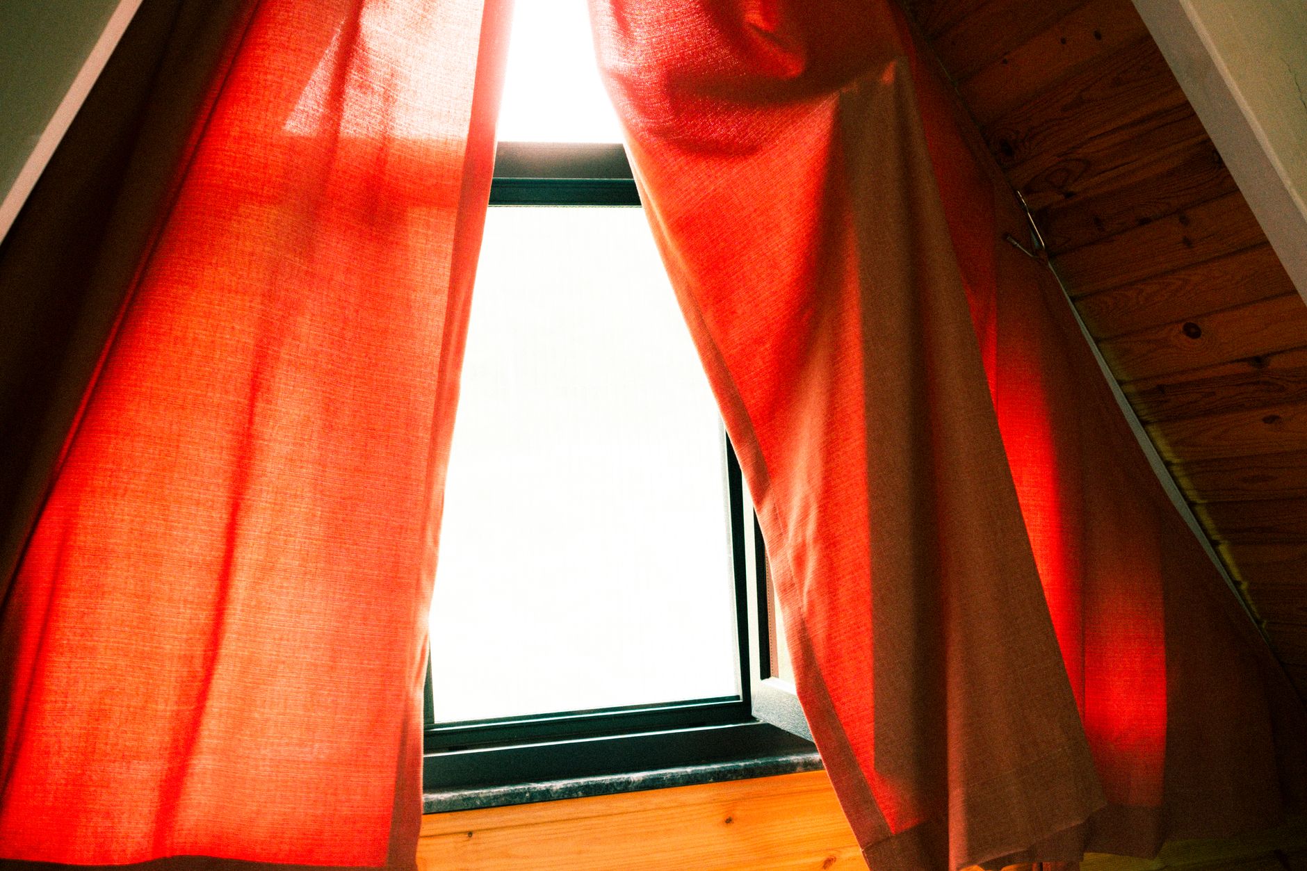 soundproof curtain home (Photo: Zişan  Özdemir / Pexels)