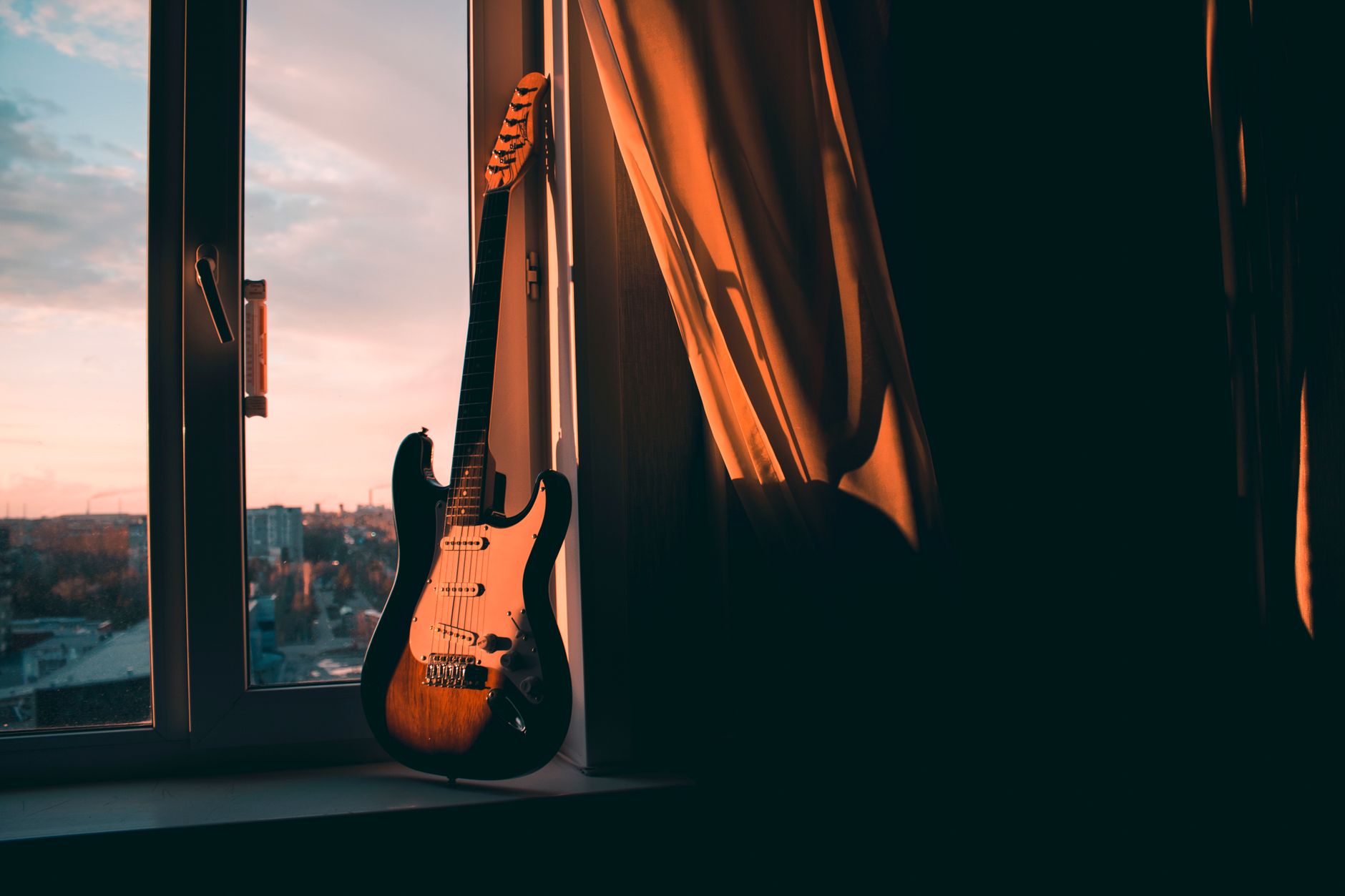 guitar strings replacement (Photo: Ruslan Alekso / Pexels)