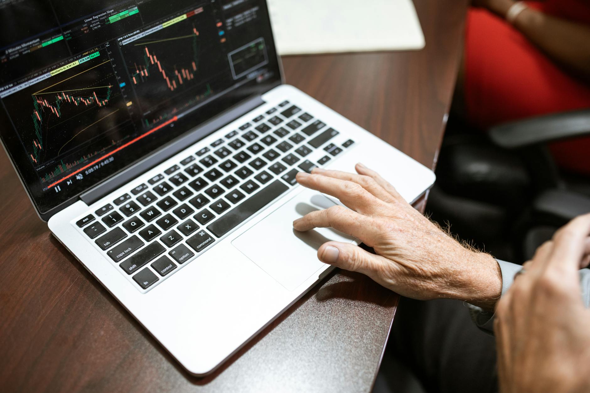 comparison chart laptop hand (Photo: RDNE Stock project / Pexels)