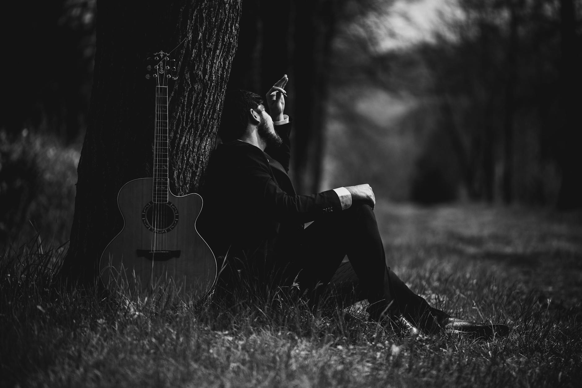 musician resting break guitar (Photo: Zaur Takhgiriev / Pexels)