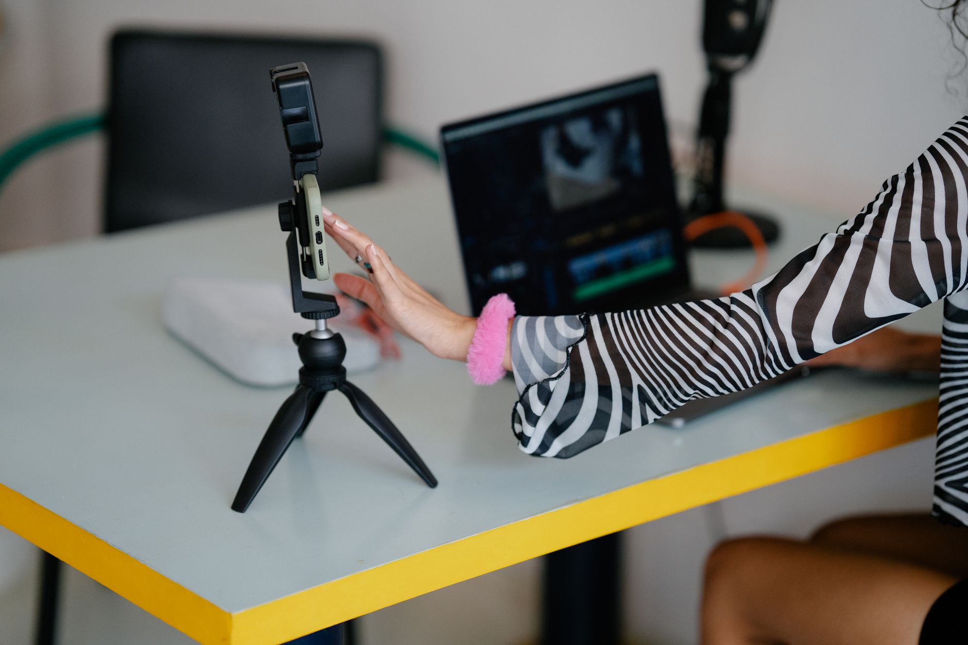 video editing smartphone (Photo: Mizuno K / Pexels)