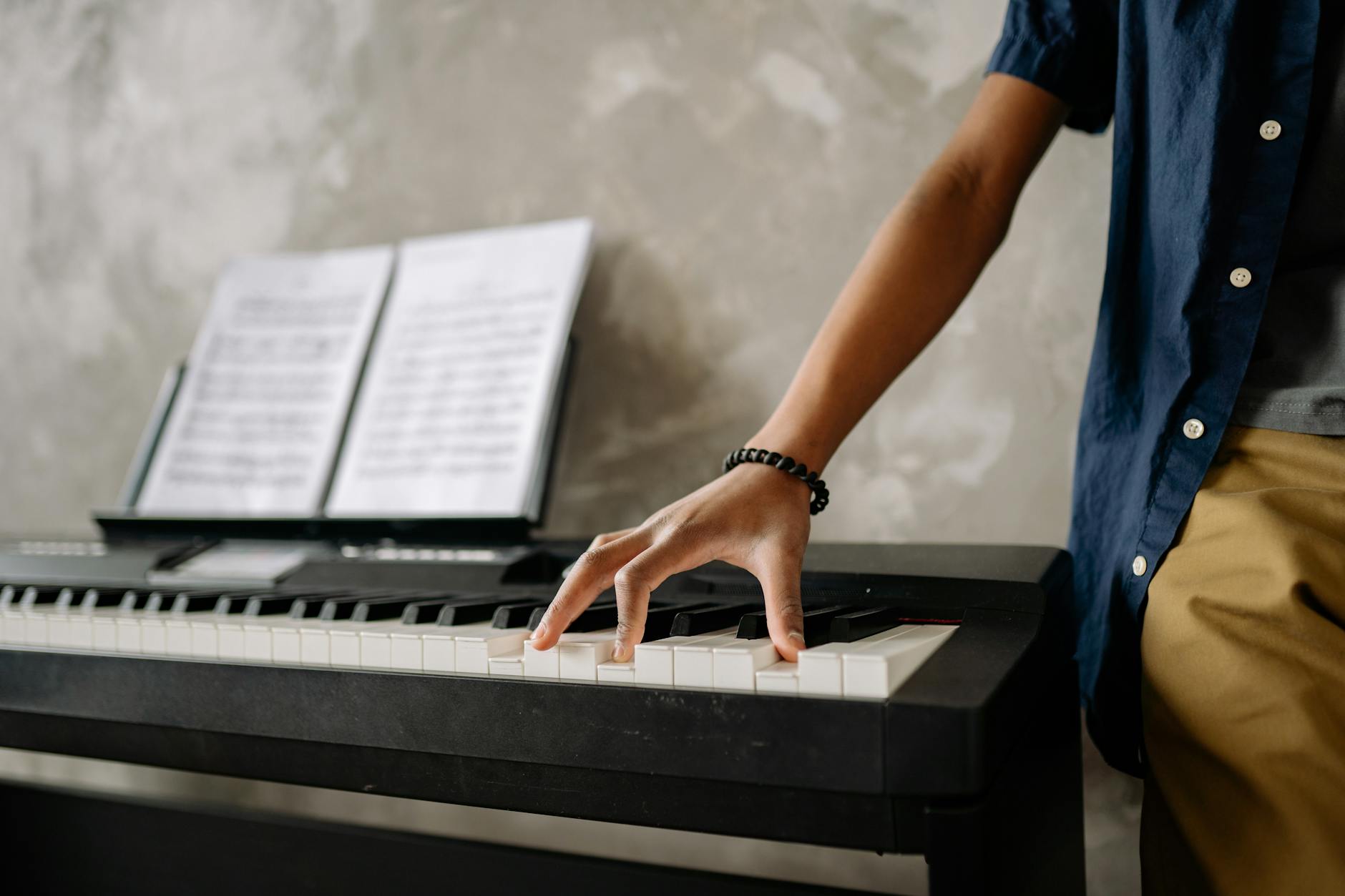 musician beginner keyboard (Photo: Yan Krukau / Pexels)