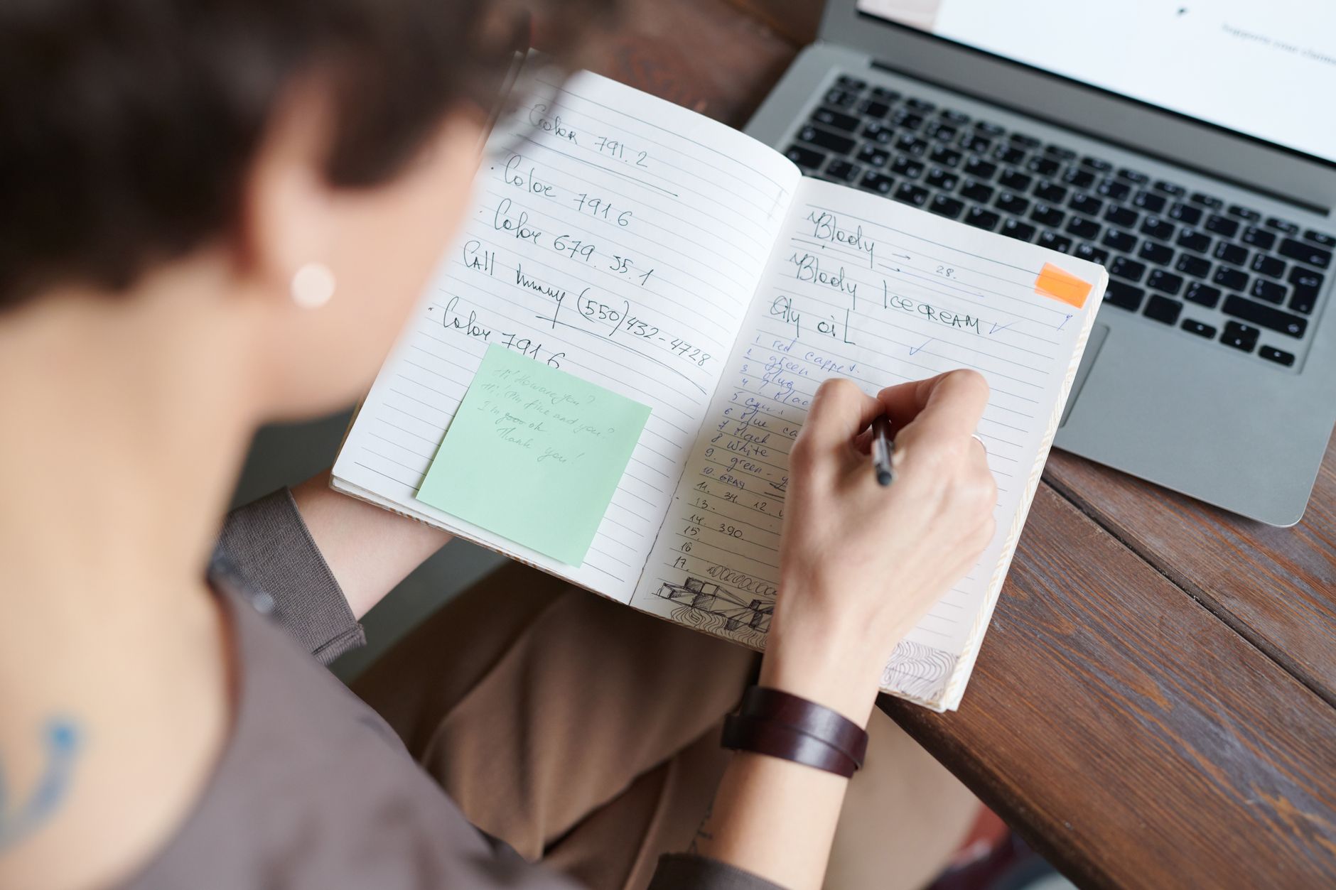 list notebook research (Photo: fauxels / Pexels)
