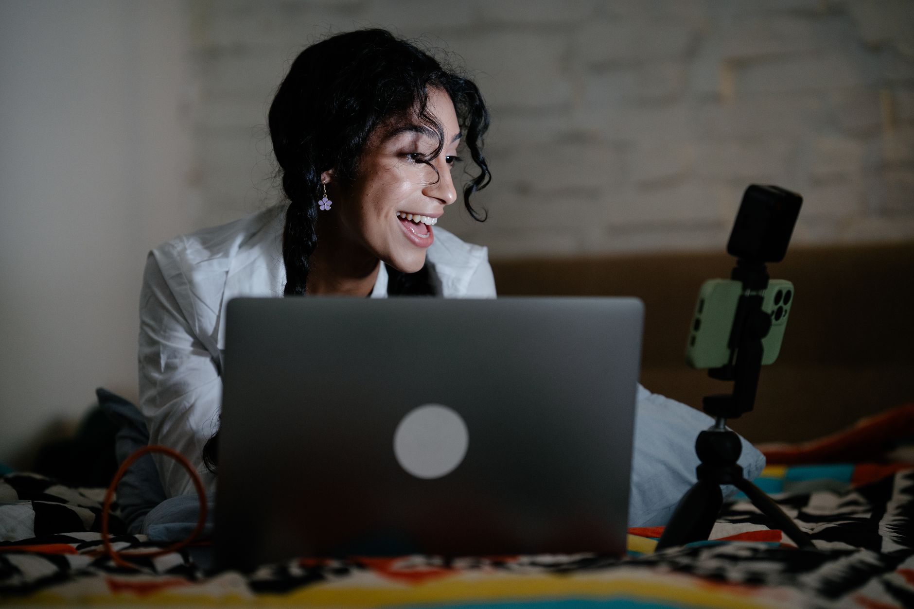musician home laptop streaming night (Photo: Mizuno K / Pexels)