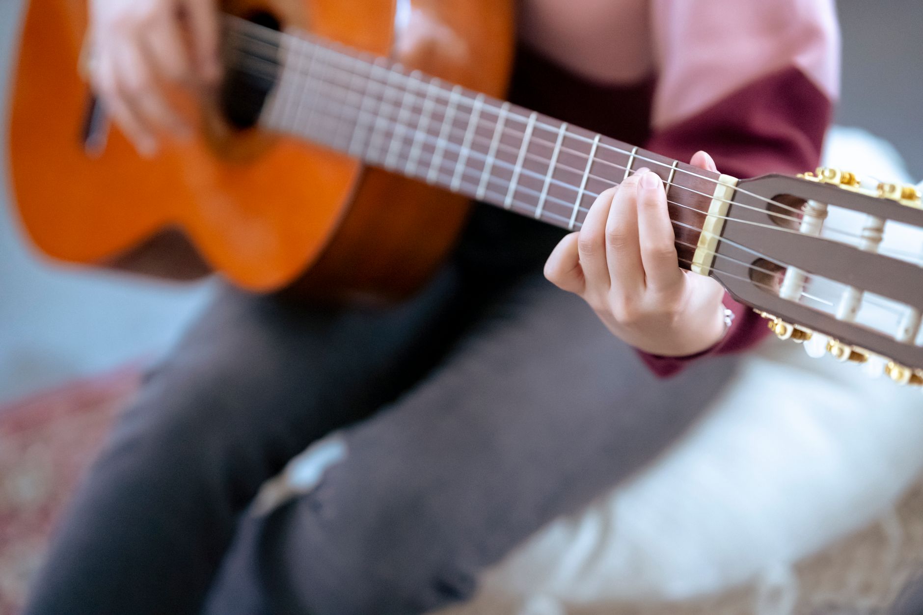 musician acoustic guitar warm (Photo: Charles Parker / Pexels)