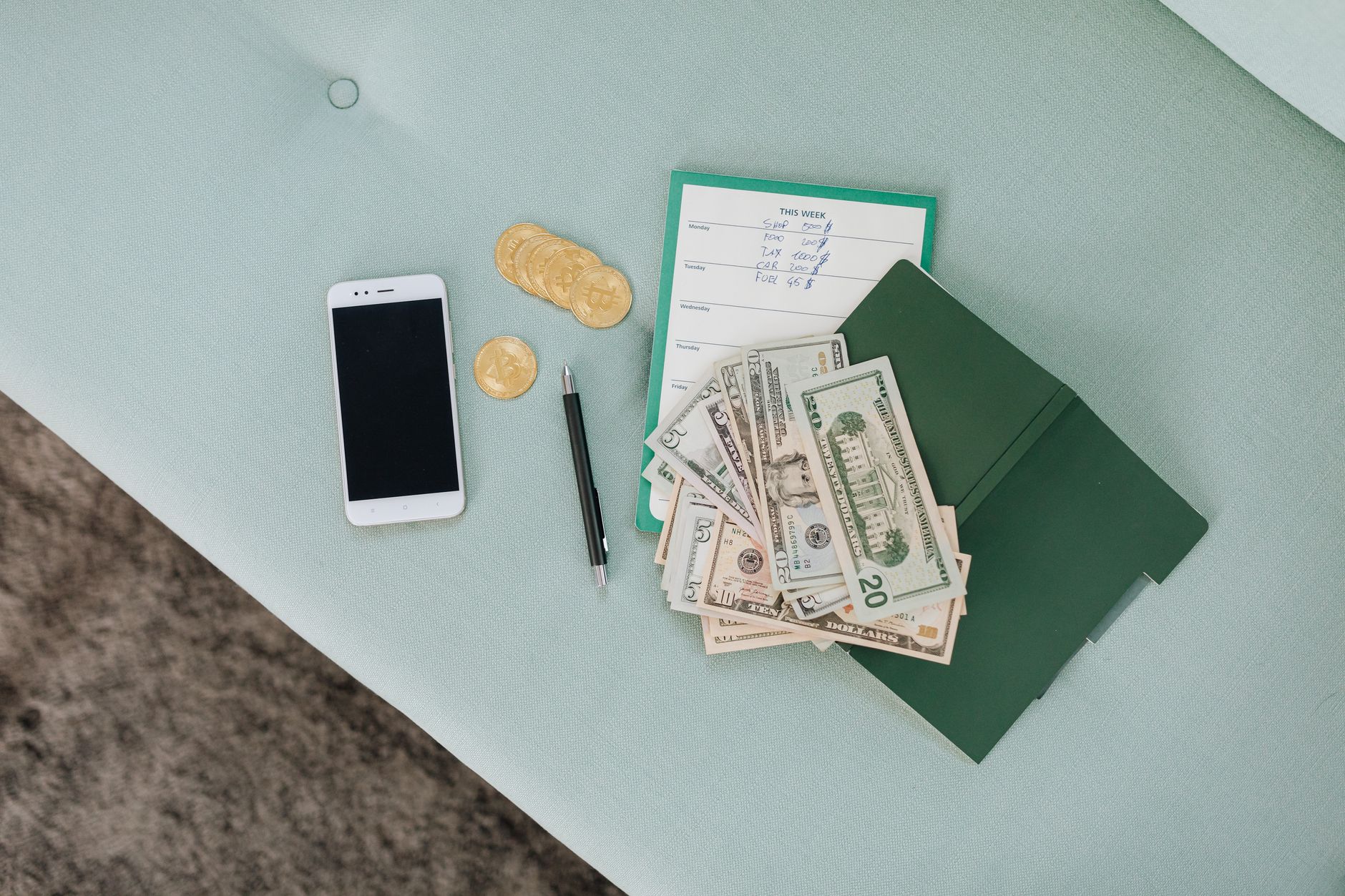 smartphone gift coin money (Photo: www.kaboompics.com / Pexels)