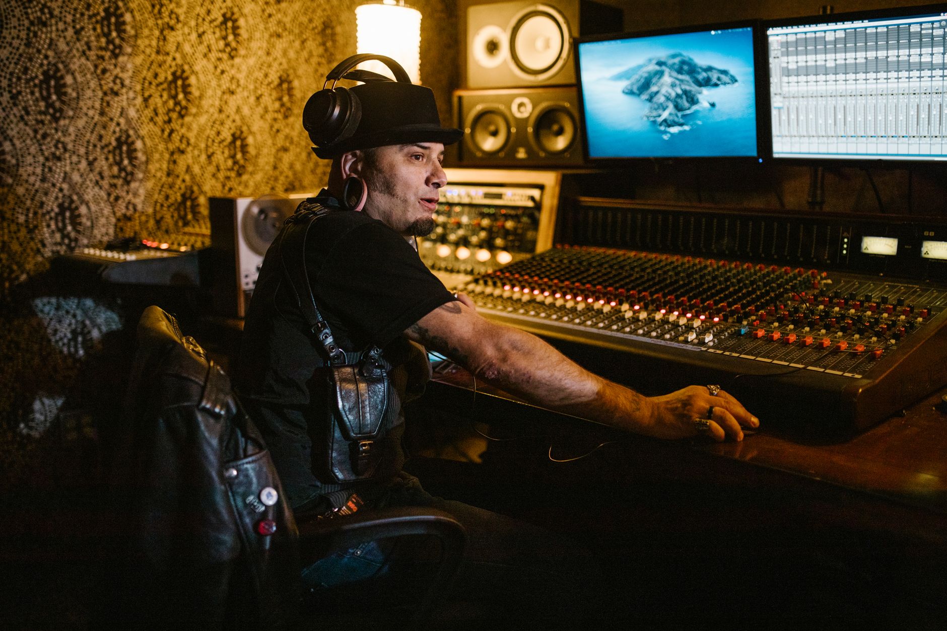 musician headphones mixing balance (Photo: RDNE Stock project / Pexels)