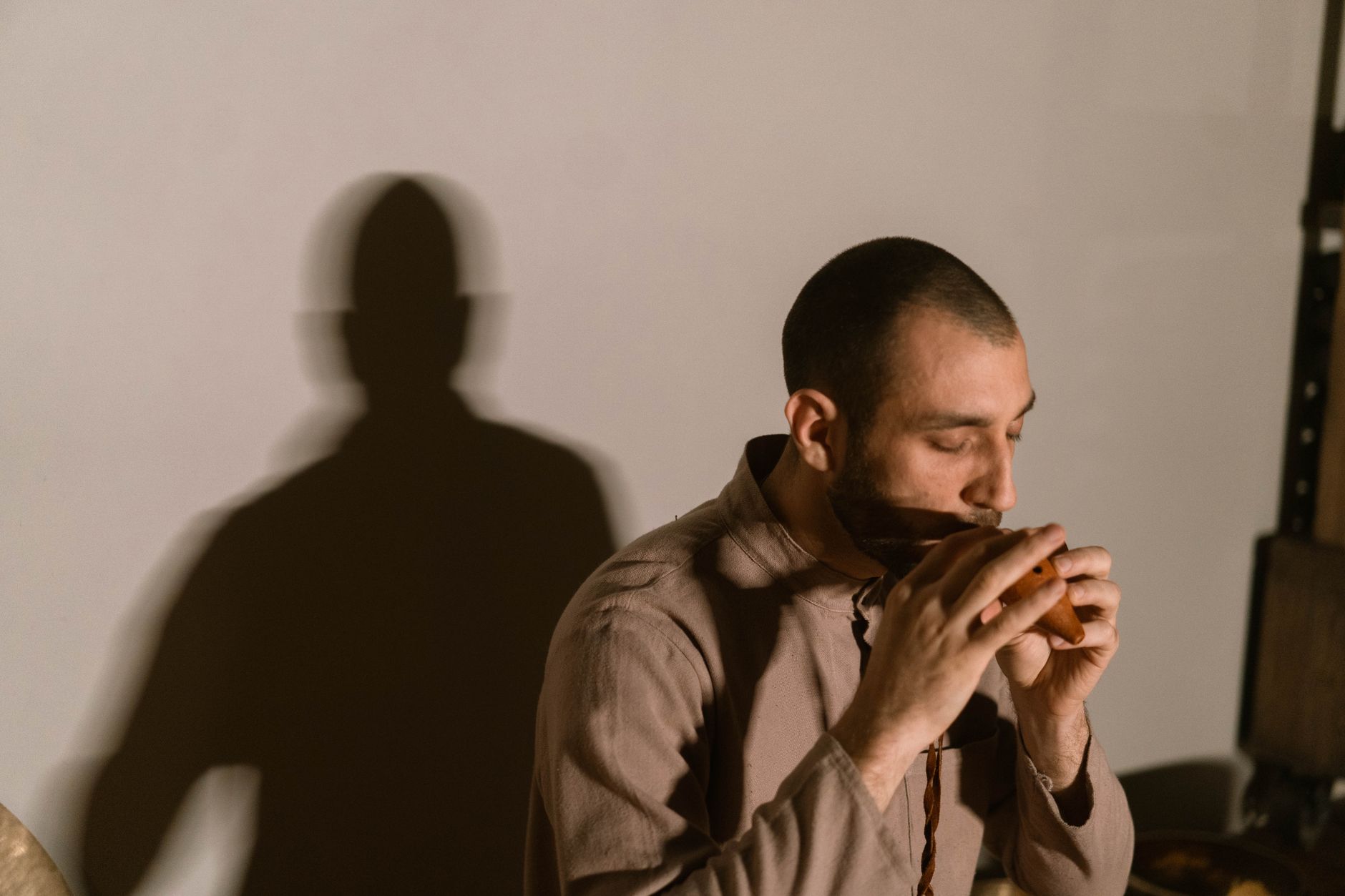 musician deep breath calm (Photo: Anastasia Shuraeva / Pexels)