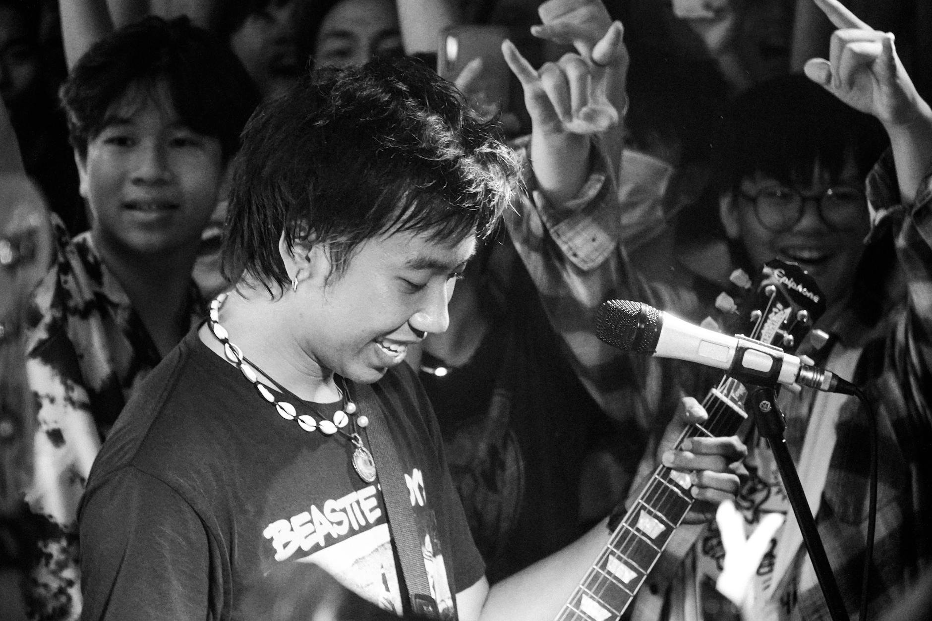 musician fans smile reunion (Photo: Quyn Phạm / Pexels)