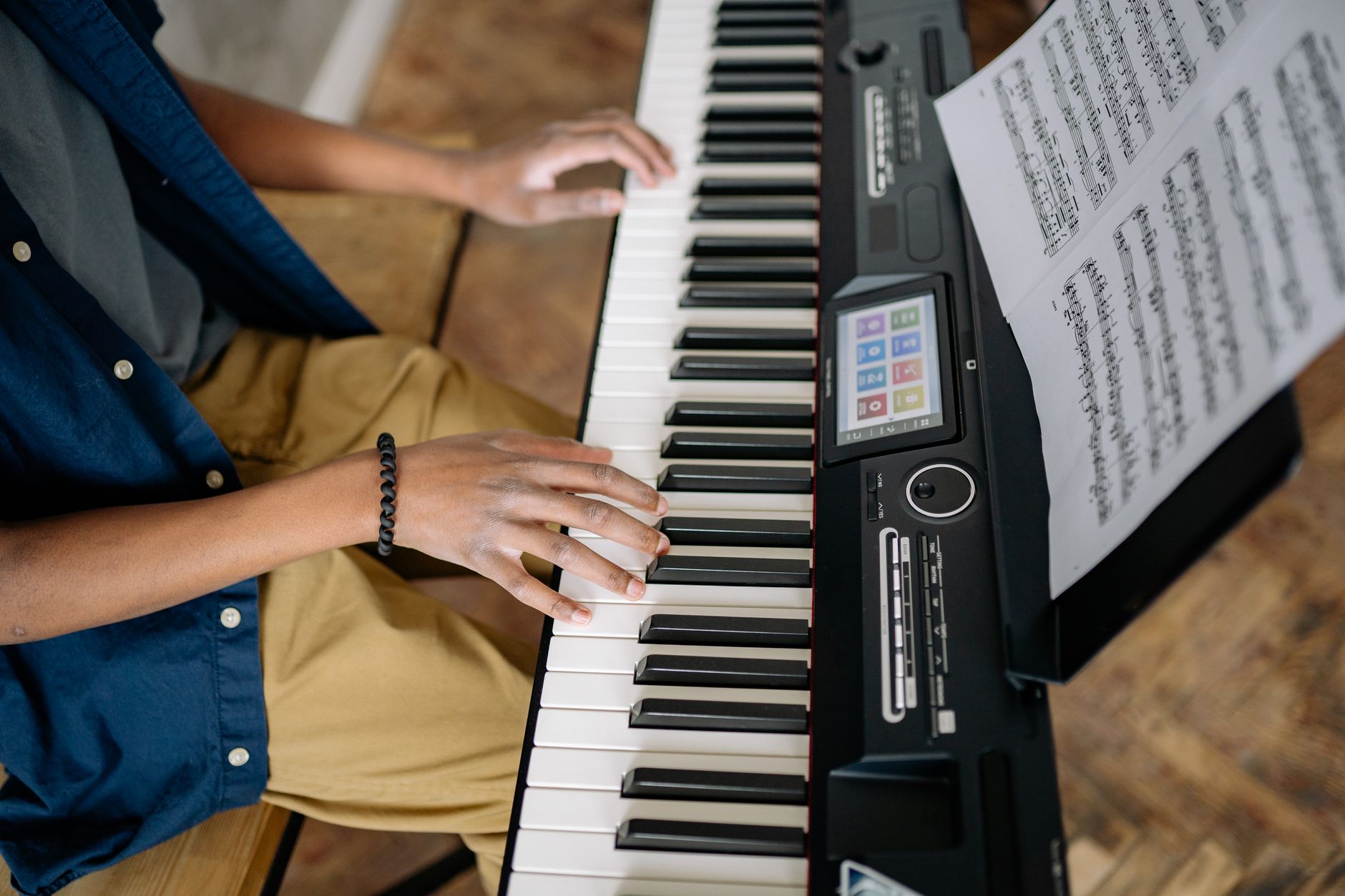piano keyboard chord hands (Photo: Yan Krukau / Pexels)
