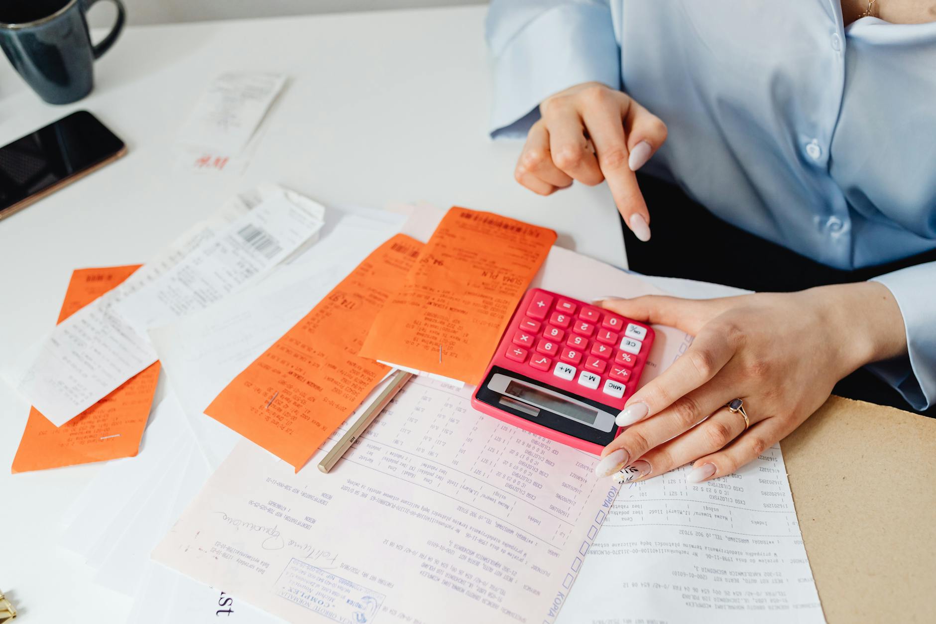 calculator receipts desk (Photo: www.kaboompics.com / Pexels)