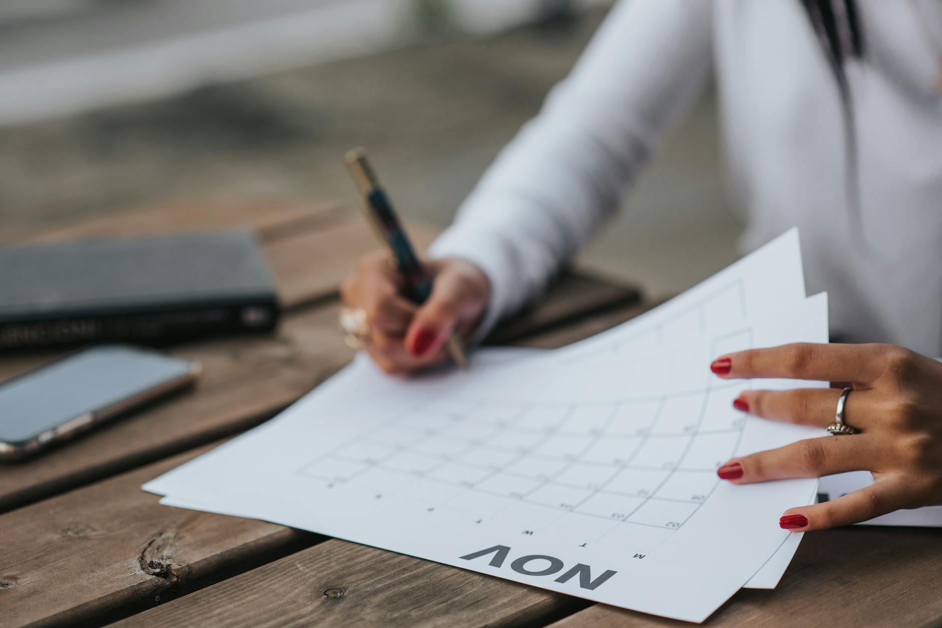 calendar smartphone hand planning (Photo: Anete Lusina / Pexels)