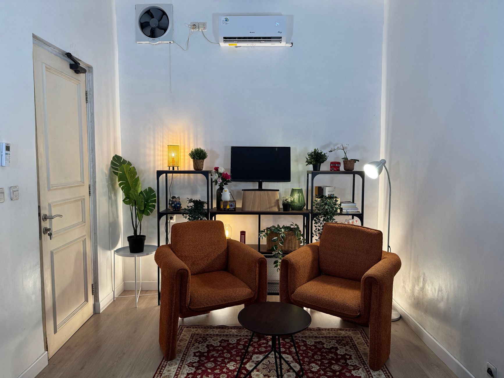 home studio warm light cozy (Photo: Elle Kwee / Pexels)