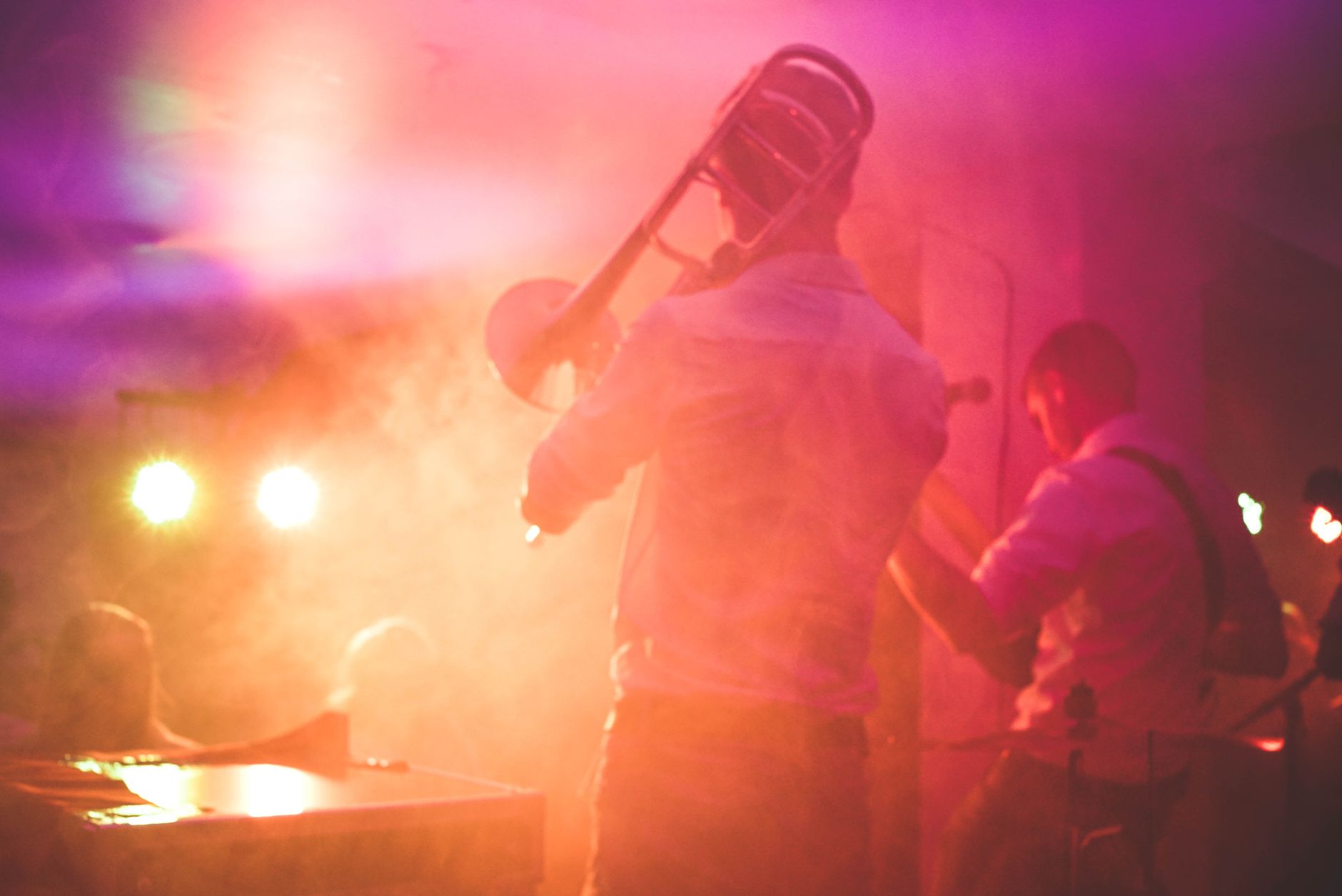 stage spotlight musician (Photo: Lucas Allmann / Pexels)