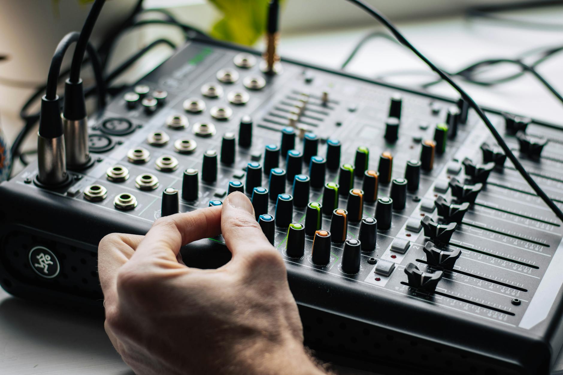 music equipment desk planning (Photo: Layla Yehia / Pexels)