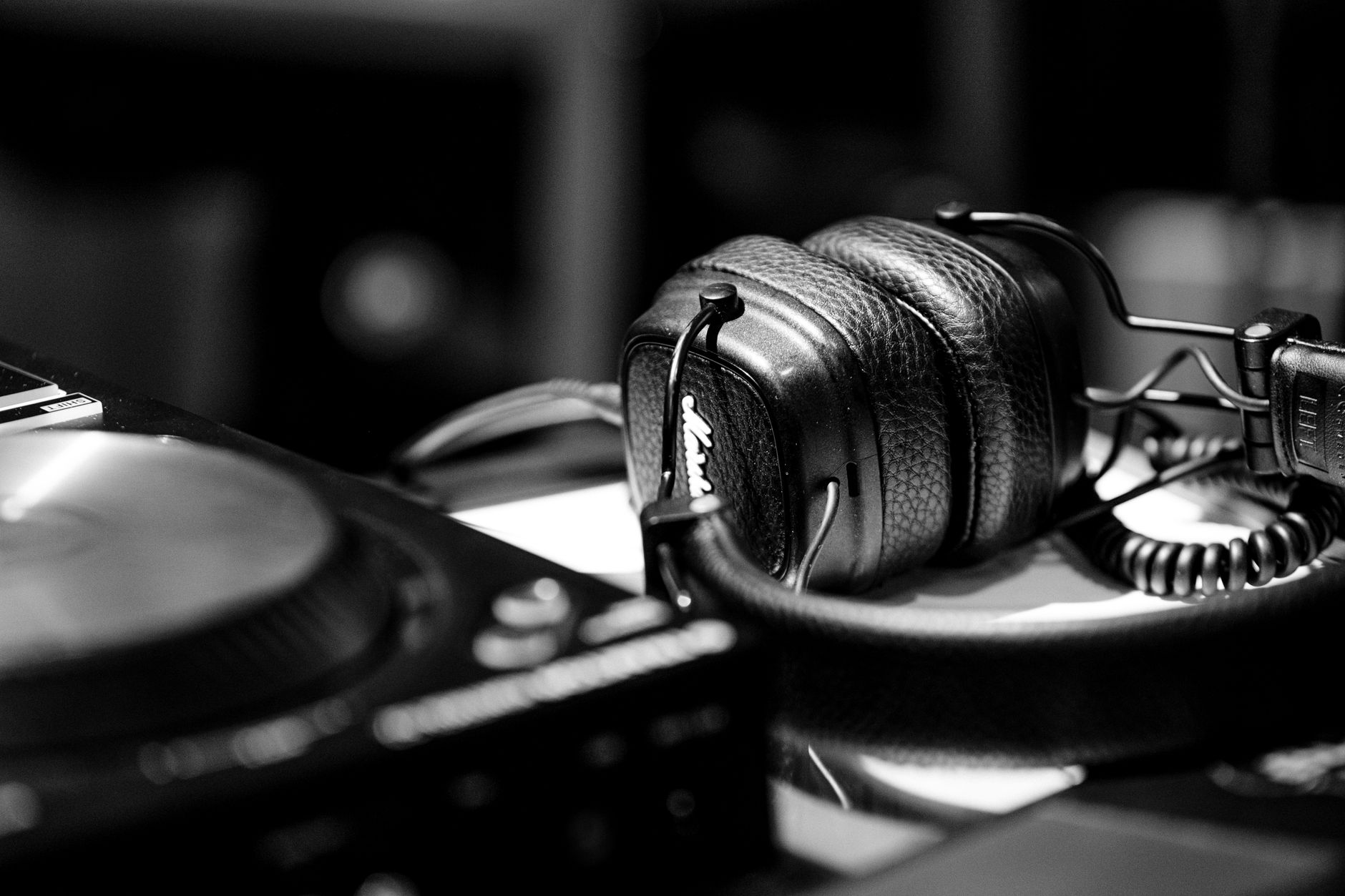 musician headphones review (Photo: Ivan Mudruk / Pexels)