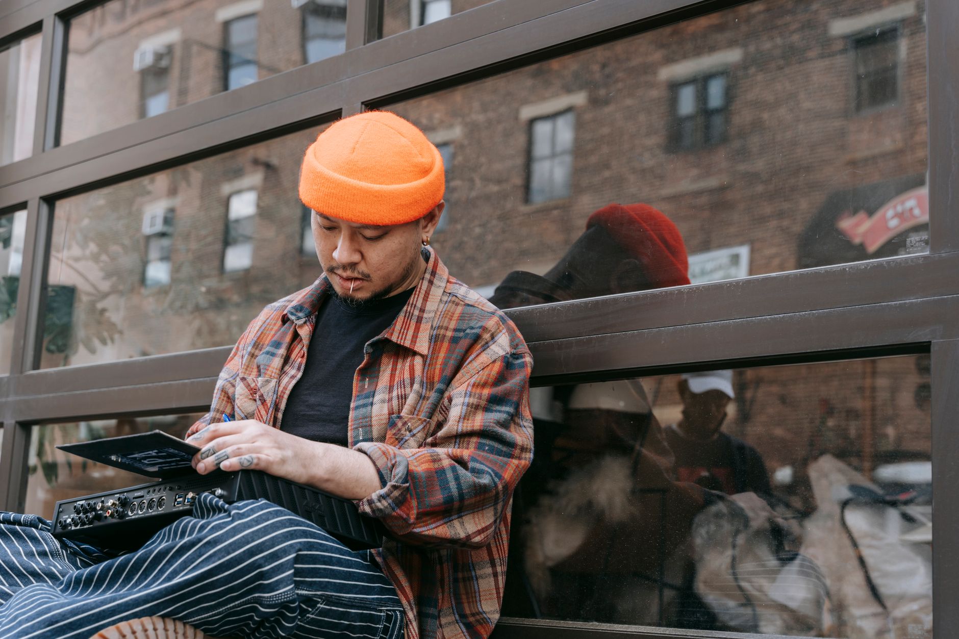 checklist musician tablet (Photo: Anna Pou / Pexels)