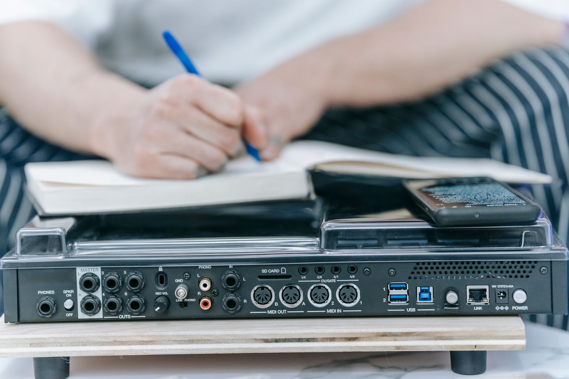 musician setlist notebook preparation (Photo: Anna Pou / Pexels)