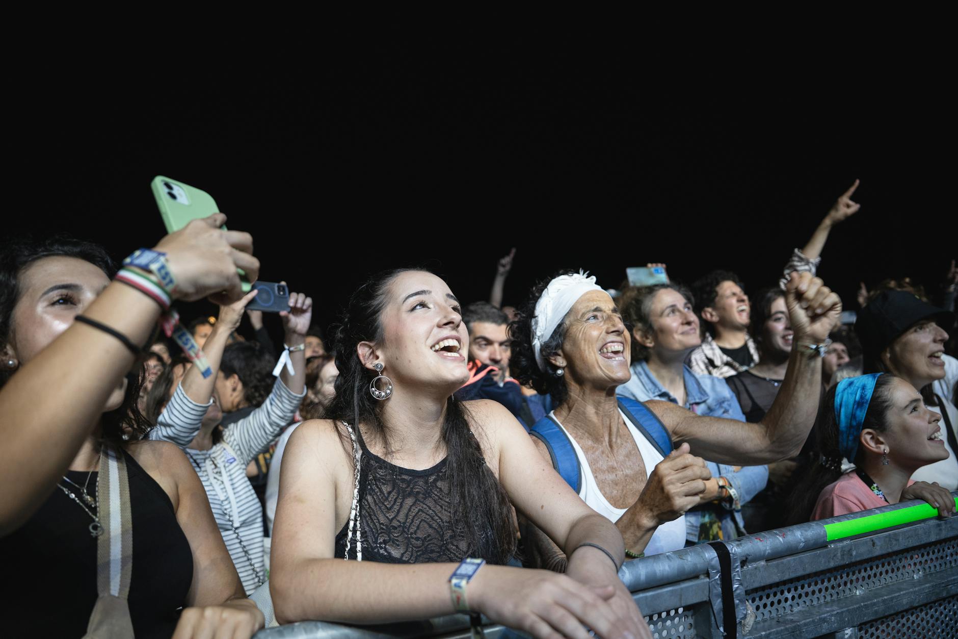 musician fans laptop screen smile (Photo: Noland Live / Pexels)