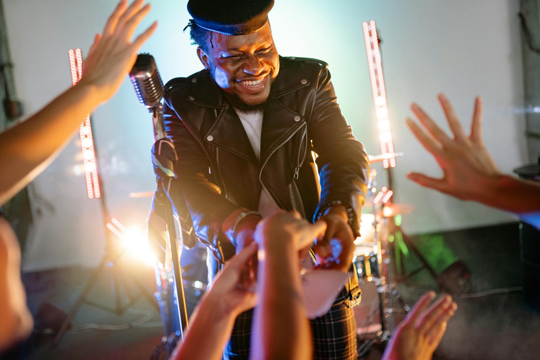 musician laptop fans smiling (Photo: Yan Krukau / Pexels)