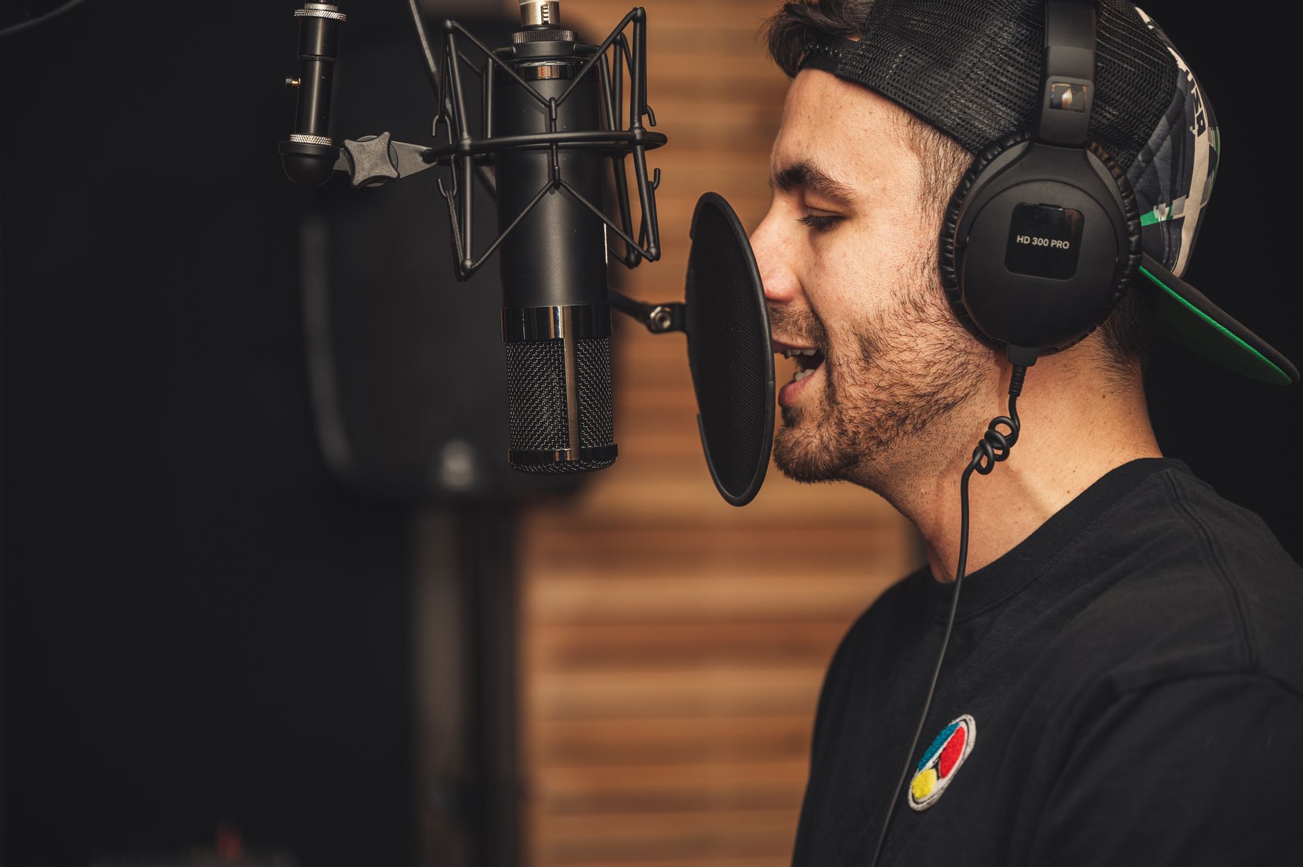 microphone recording setup (Photo: Brett Sayles / Pexels)