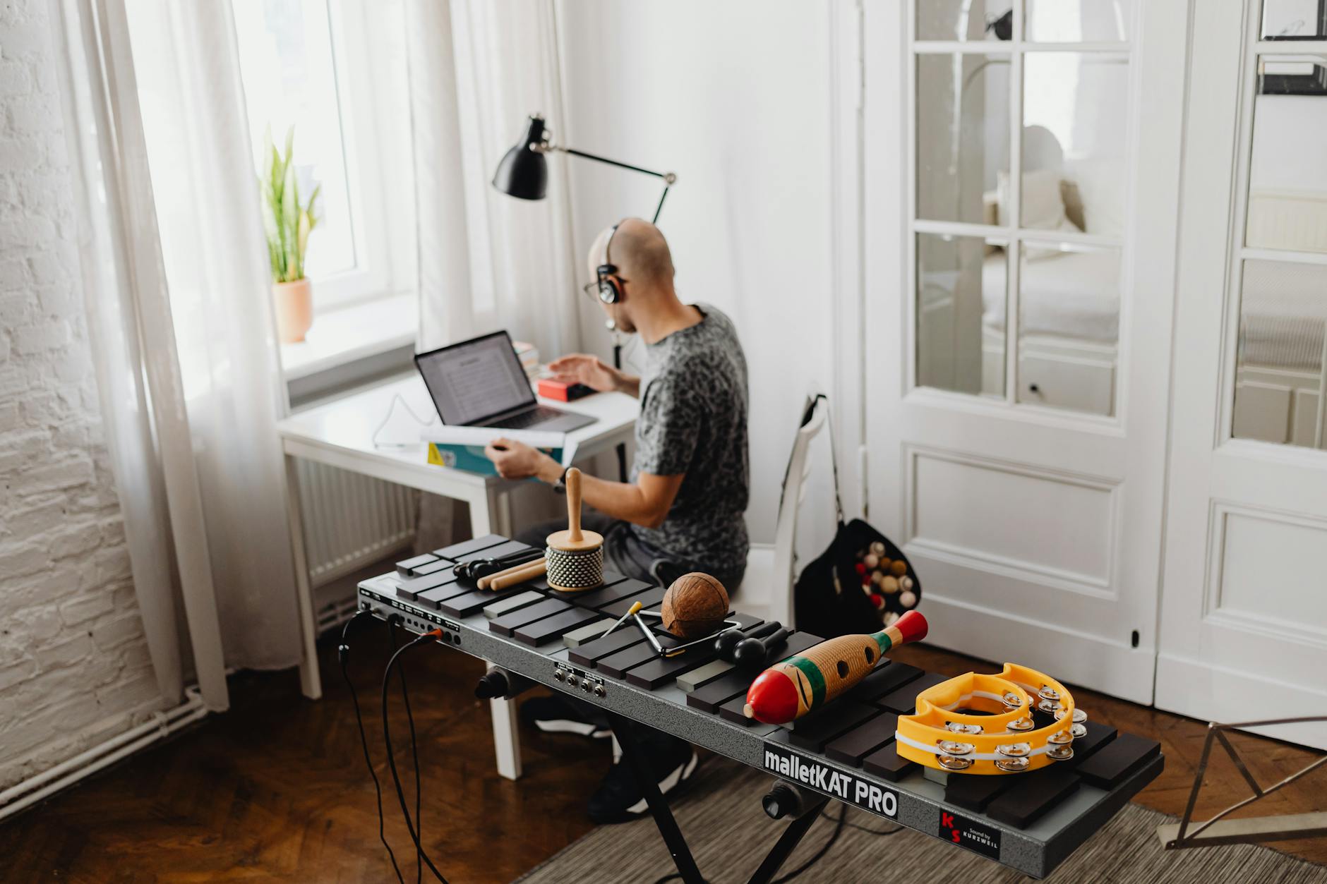 musician review headphones laptop (Photo: www.kaboompics.com / Pexels)