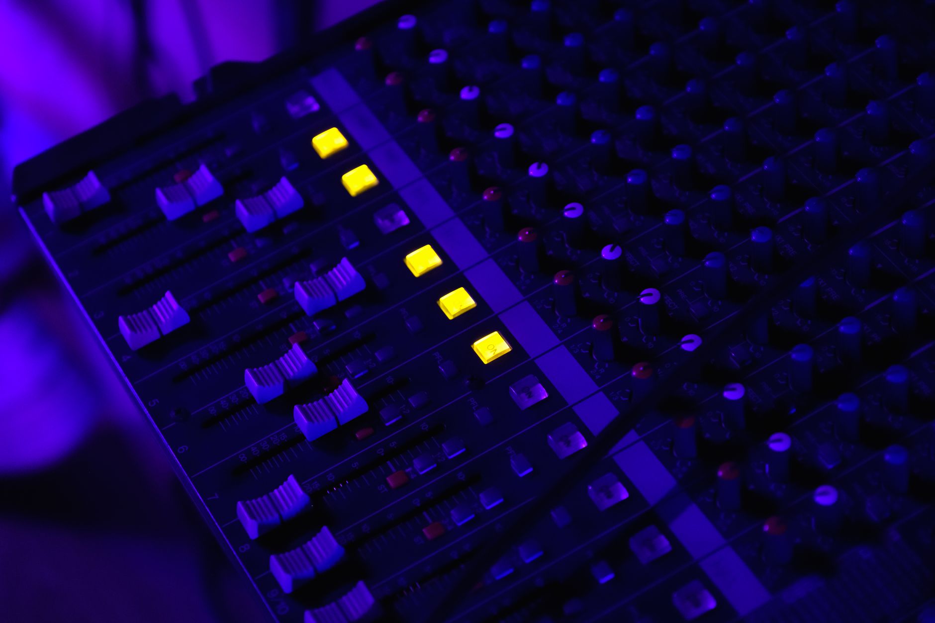 audio mixer equipment (Photo: Big Bag Films / Pexels)