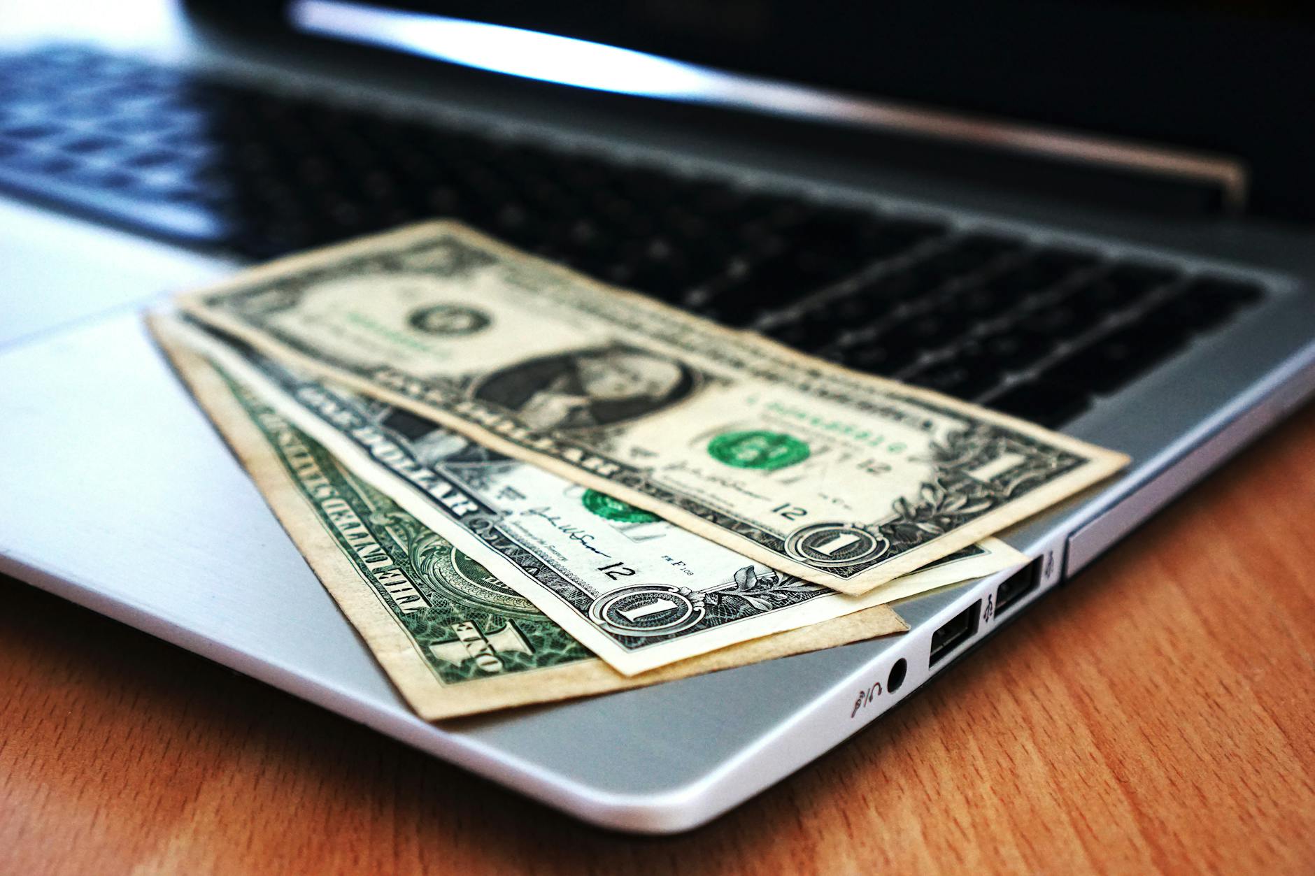musician laptop money planning (Photo: Pixabay / Pexels)
