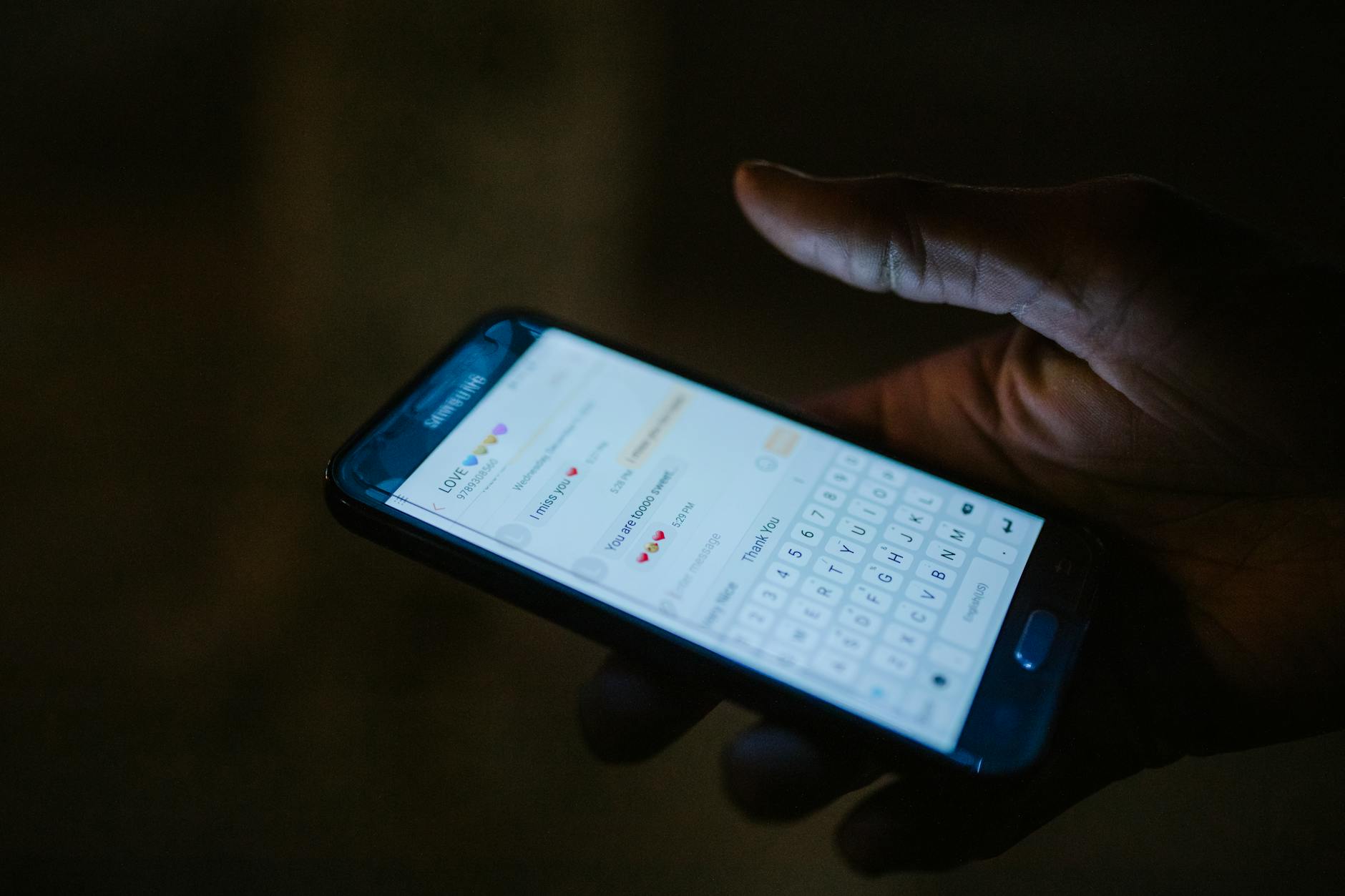 smartphone message hand typing (Photo: RDNE Stock project / Pexels)