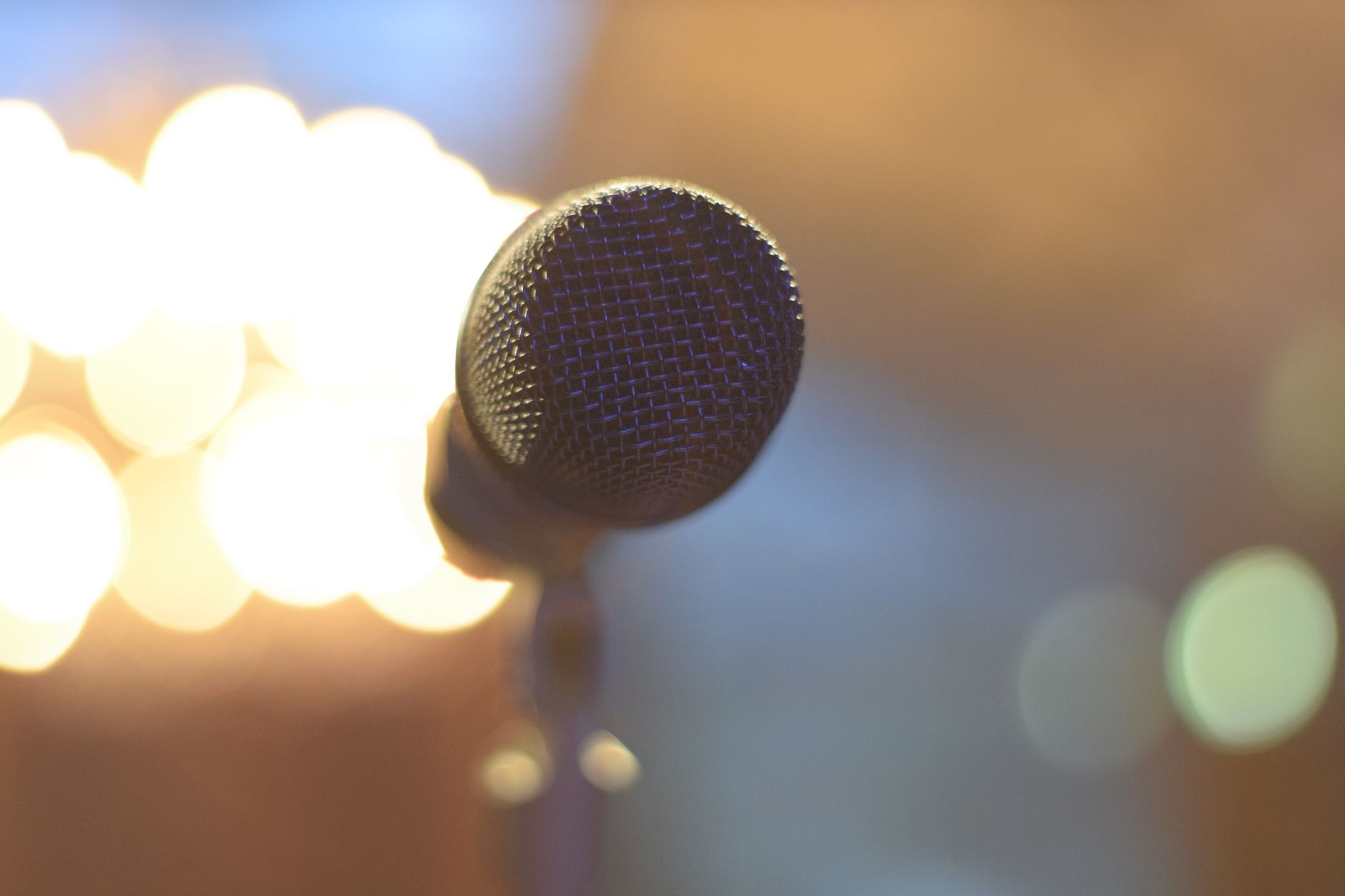vocal microphone warm light (Photo: Arjanne Holsappel / Pexels)