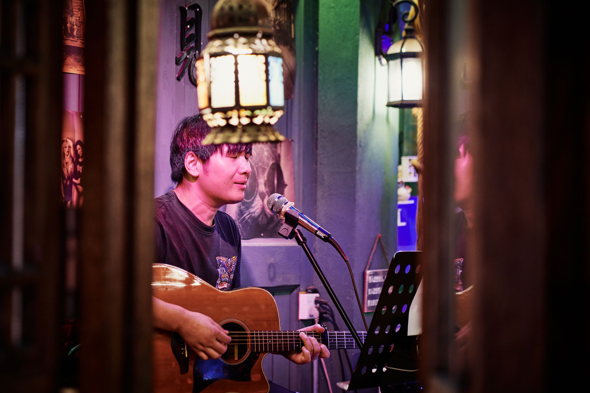 musician acoustic guitar warm light (Photo: Suki Lee / Pexels)
