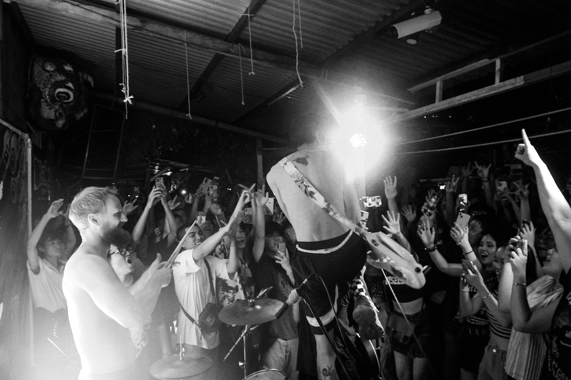 musician fans handshake (Photo: Quyn Phạm / Pexels)
