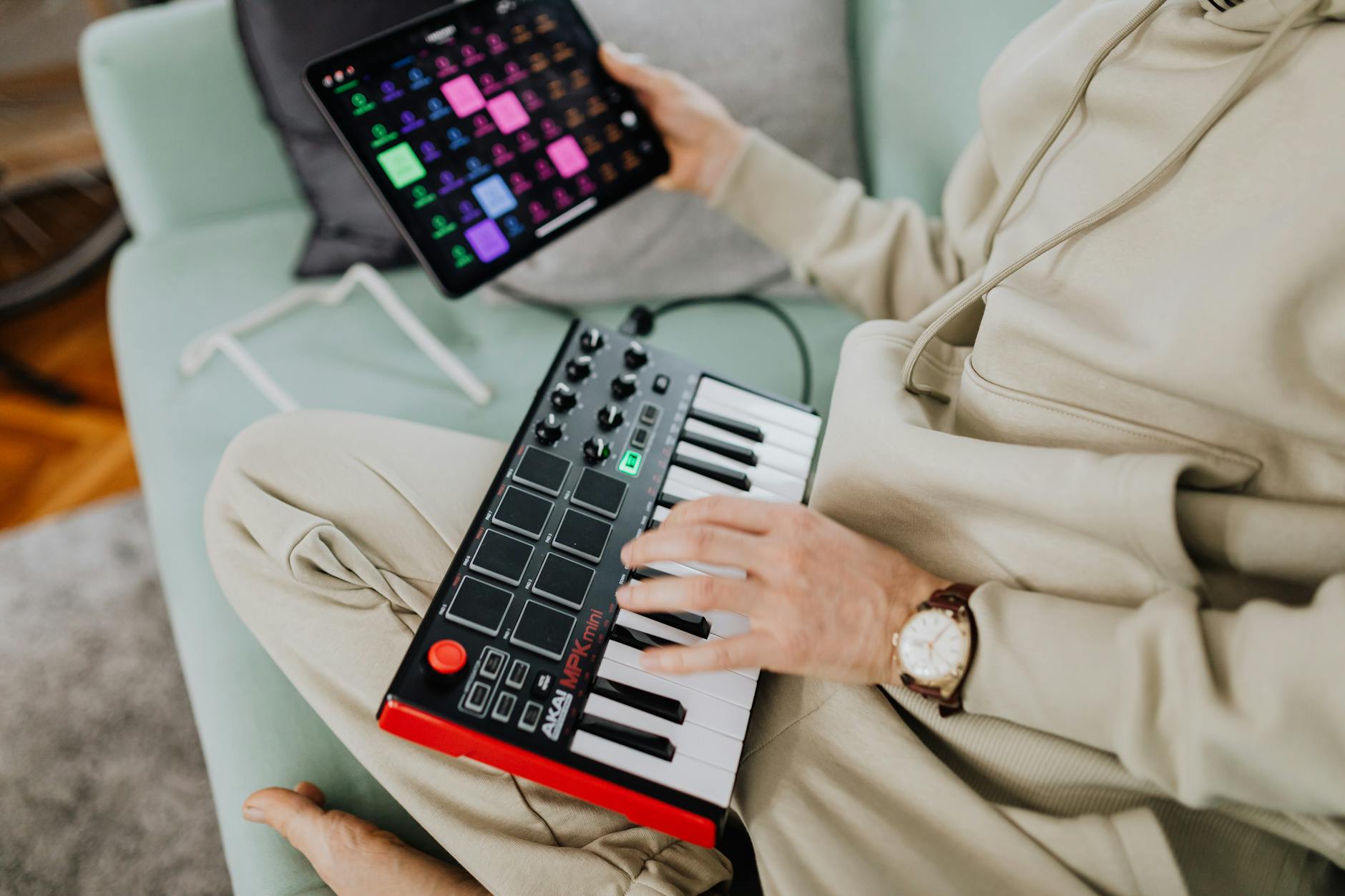 musician practicing daw home (Photo: www.kaboompics.com / Pexels)