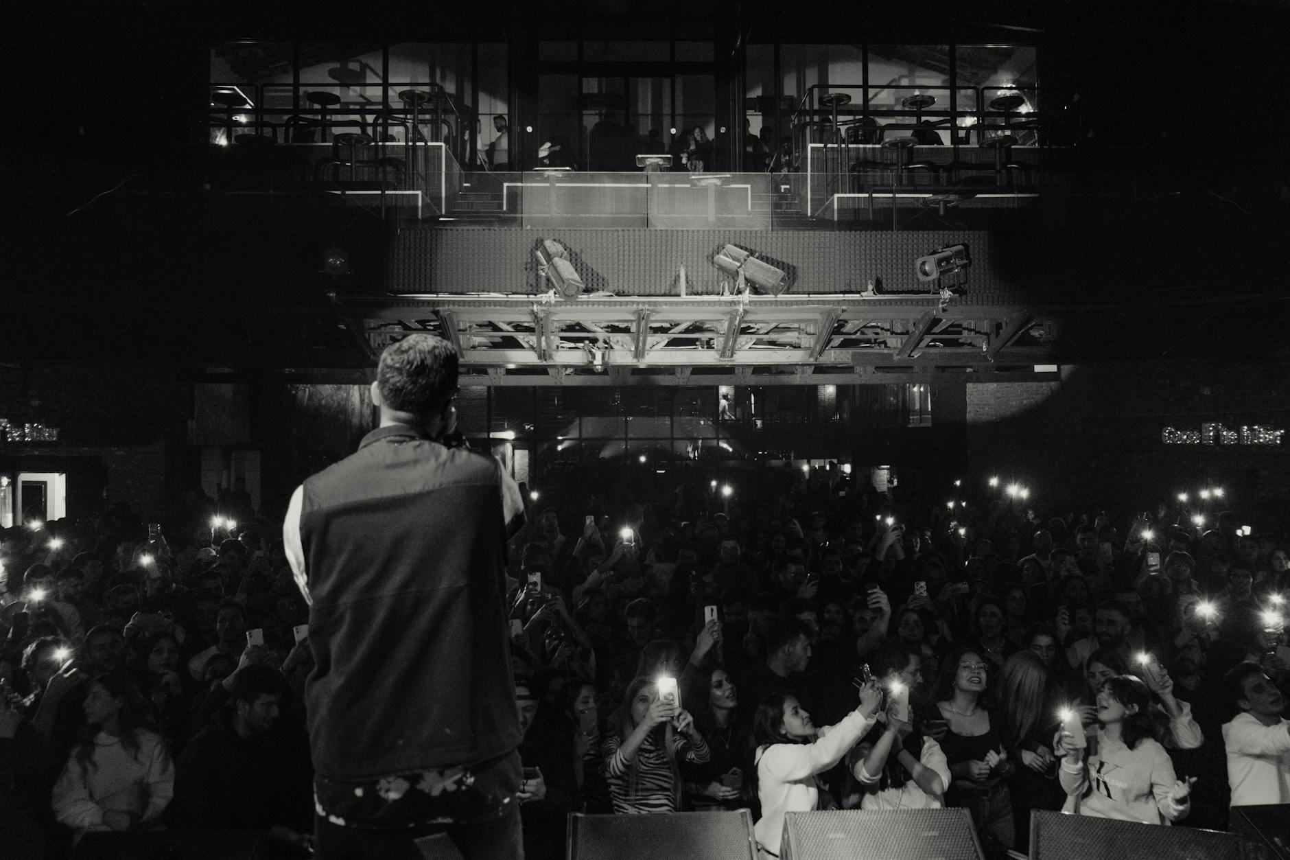 musician ticket fans smartphone (Photo: Faruk Tokluoğlu / Pexels)