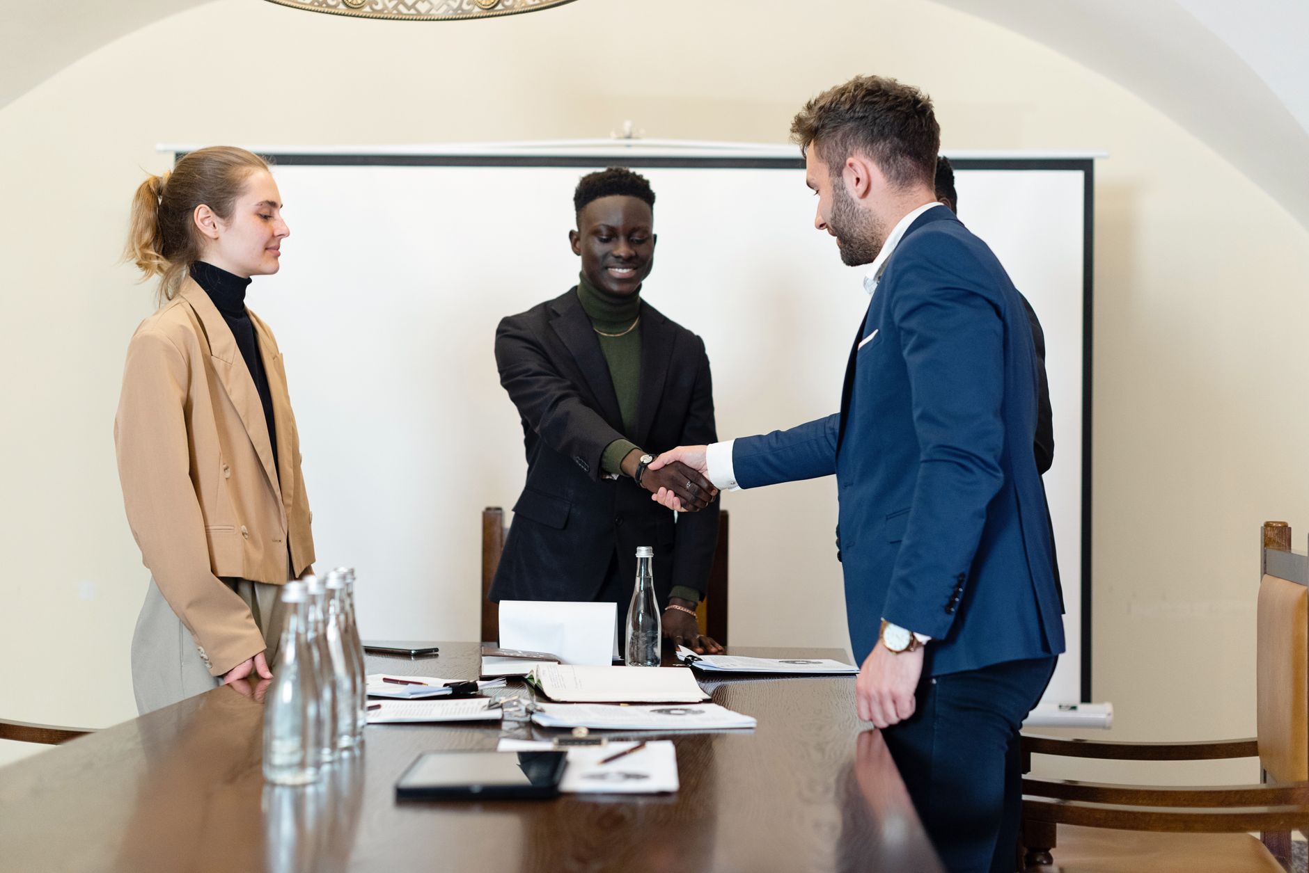 business meeting agent (Photo: Mikhail Nilov / Pexels)