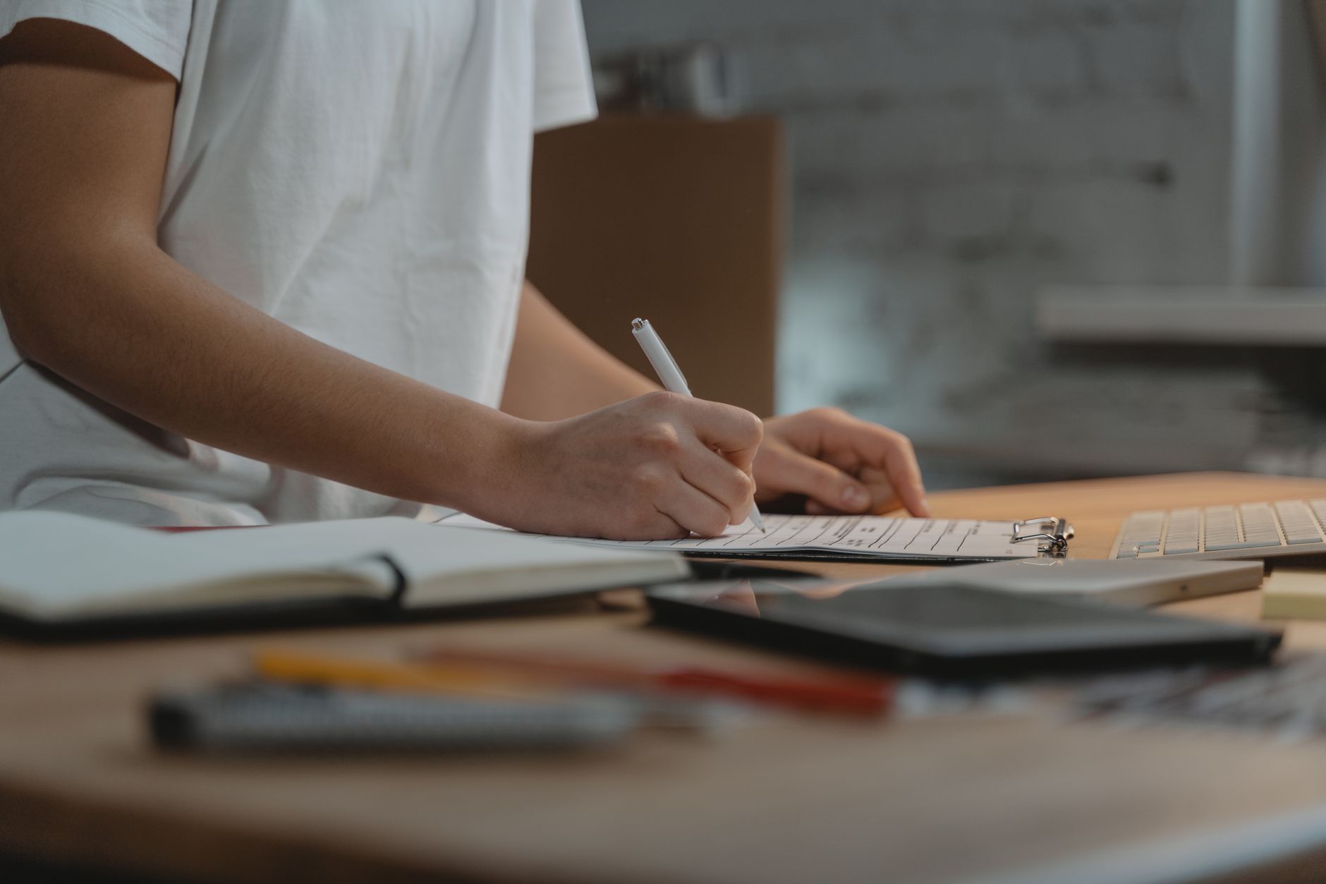 checklist document desk (Photo: Tima Miroshnichenko / Pexels)