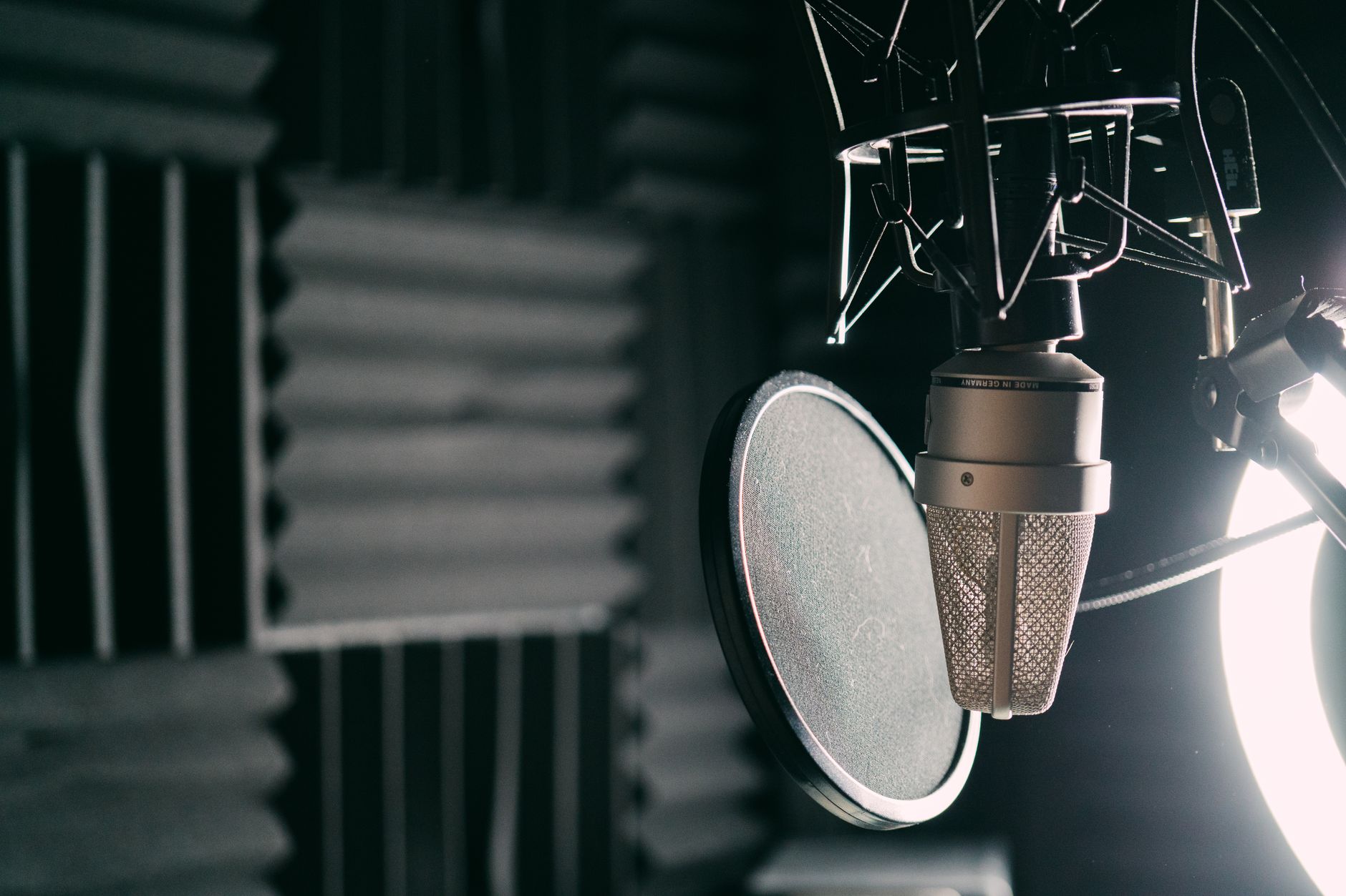 vocal recording studio microphone (Photo: Jessica Lewis 🦋 thepaintedsquare / Pexels)