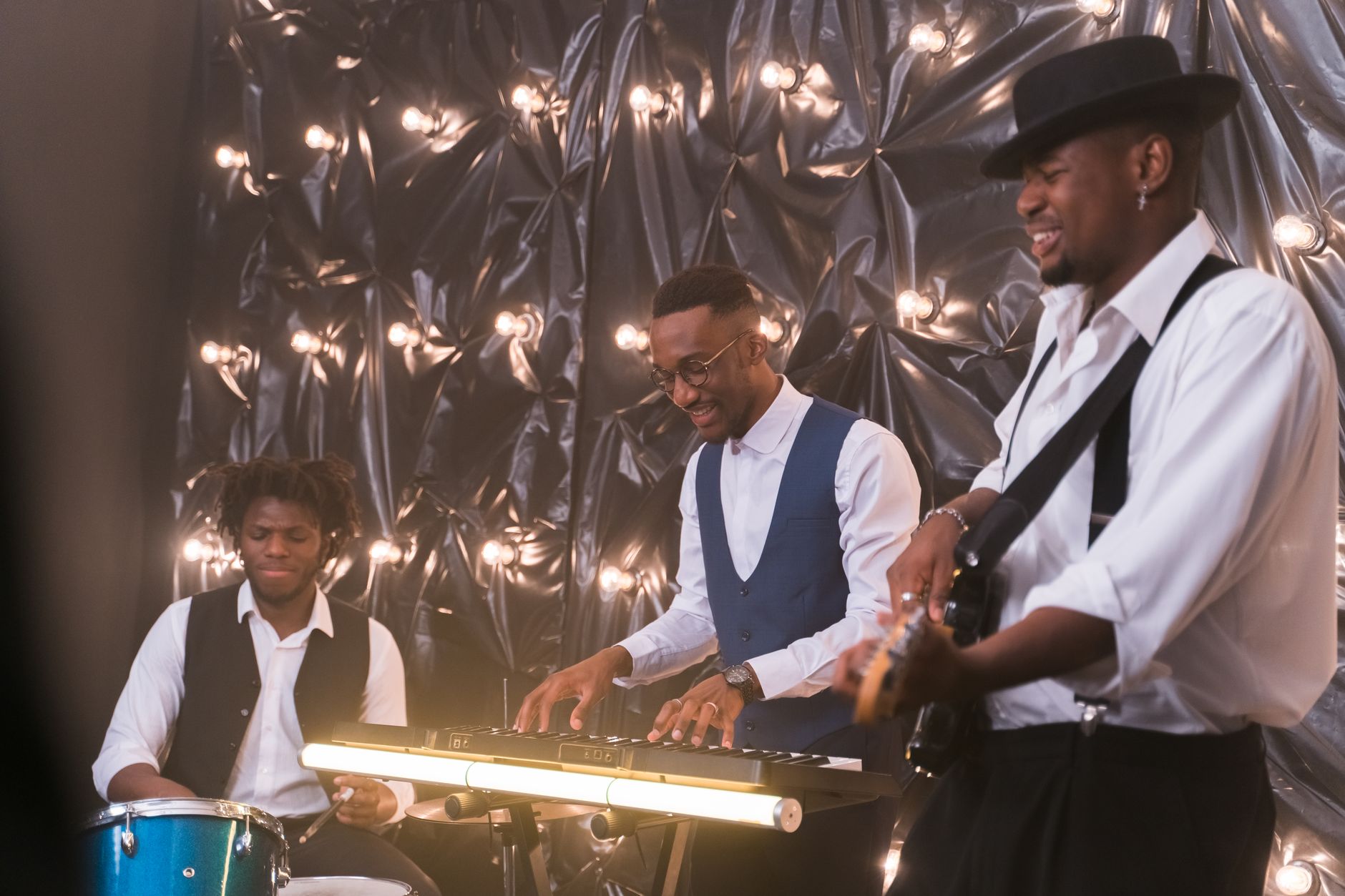 musicians greeting backstage (Photo: AI25.Studio AI GENERATIVE / Pexels)