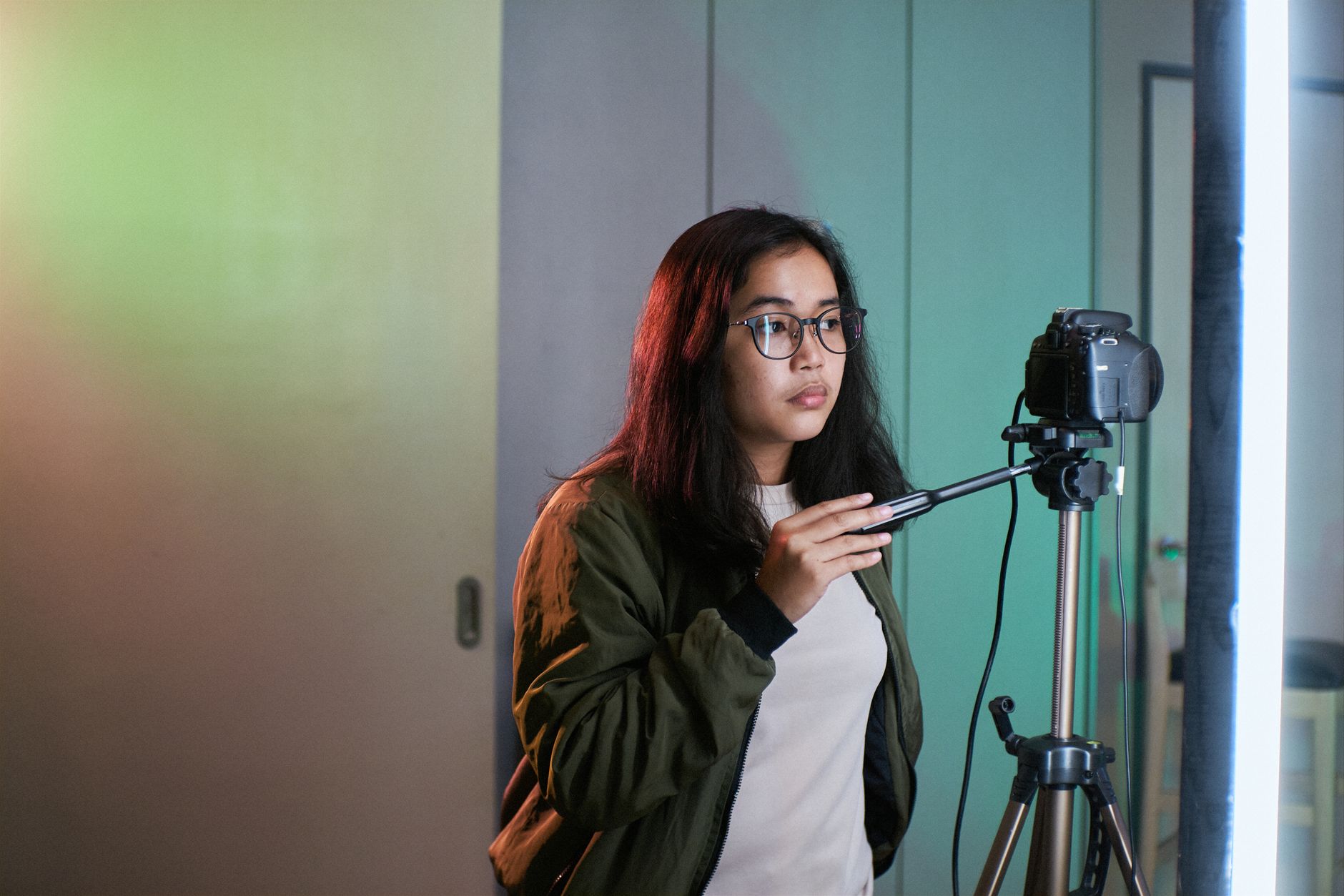 video studio warm light (Photo: Jeff Vinluan / Pexels)