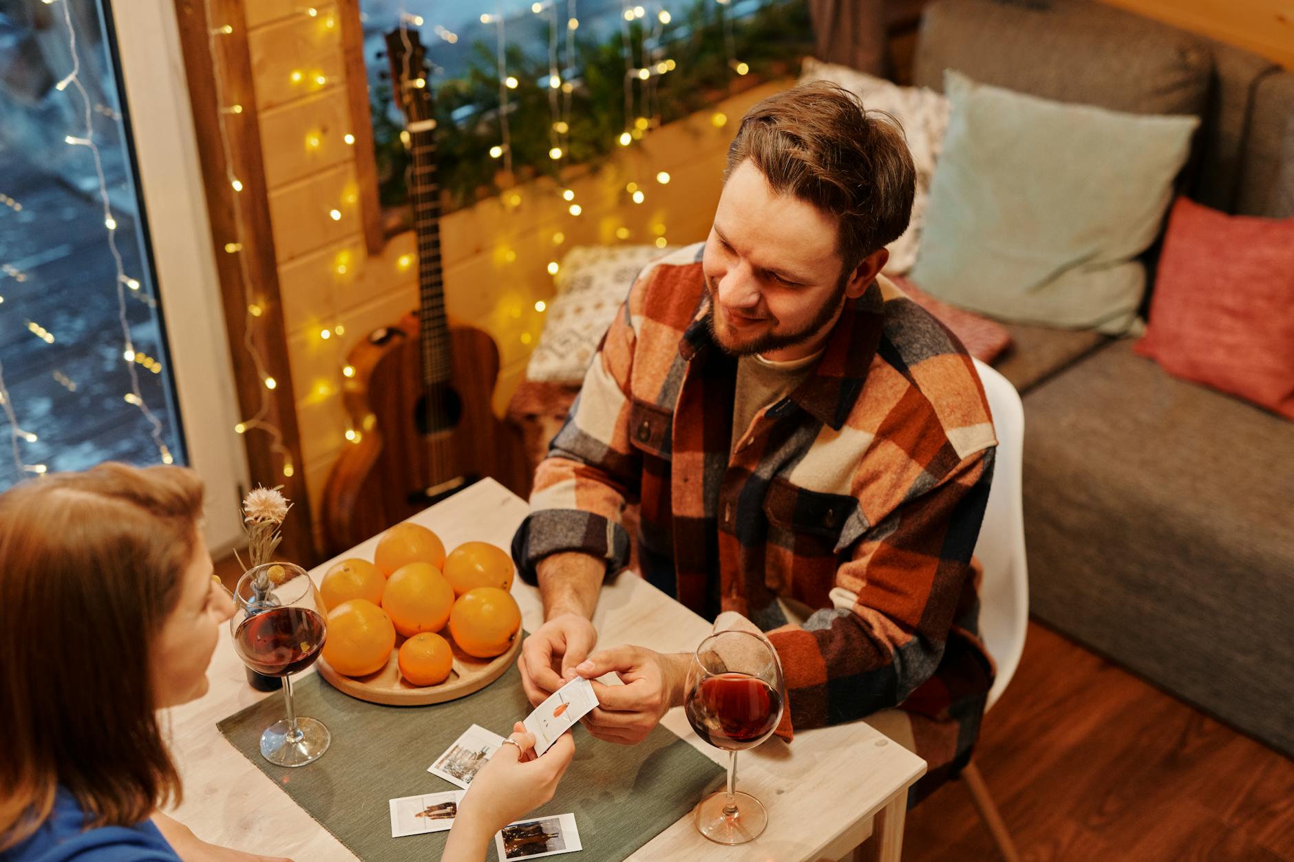 musician giving card live (Photo: Boris Pavlikovsky / Pexels)