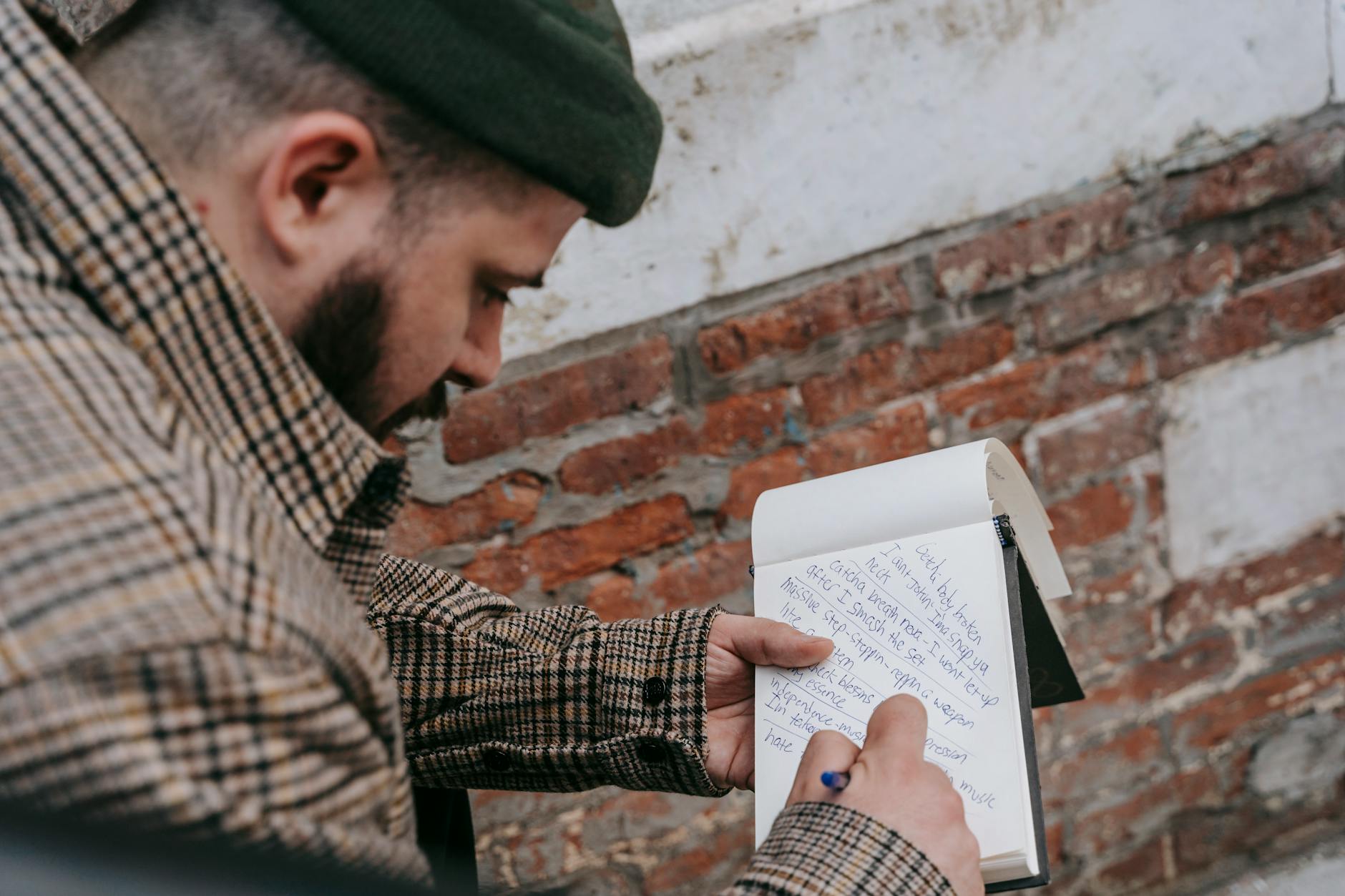 musician review notebook journal (Photo: Anna Pou / Pexels)