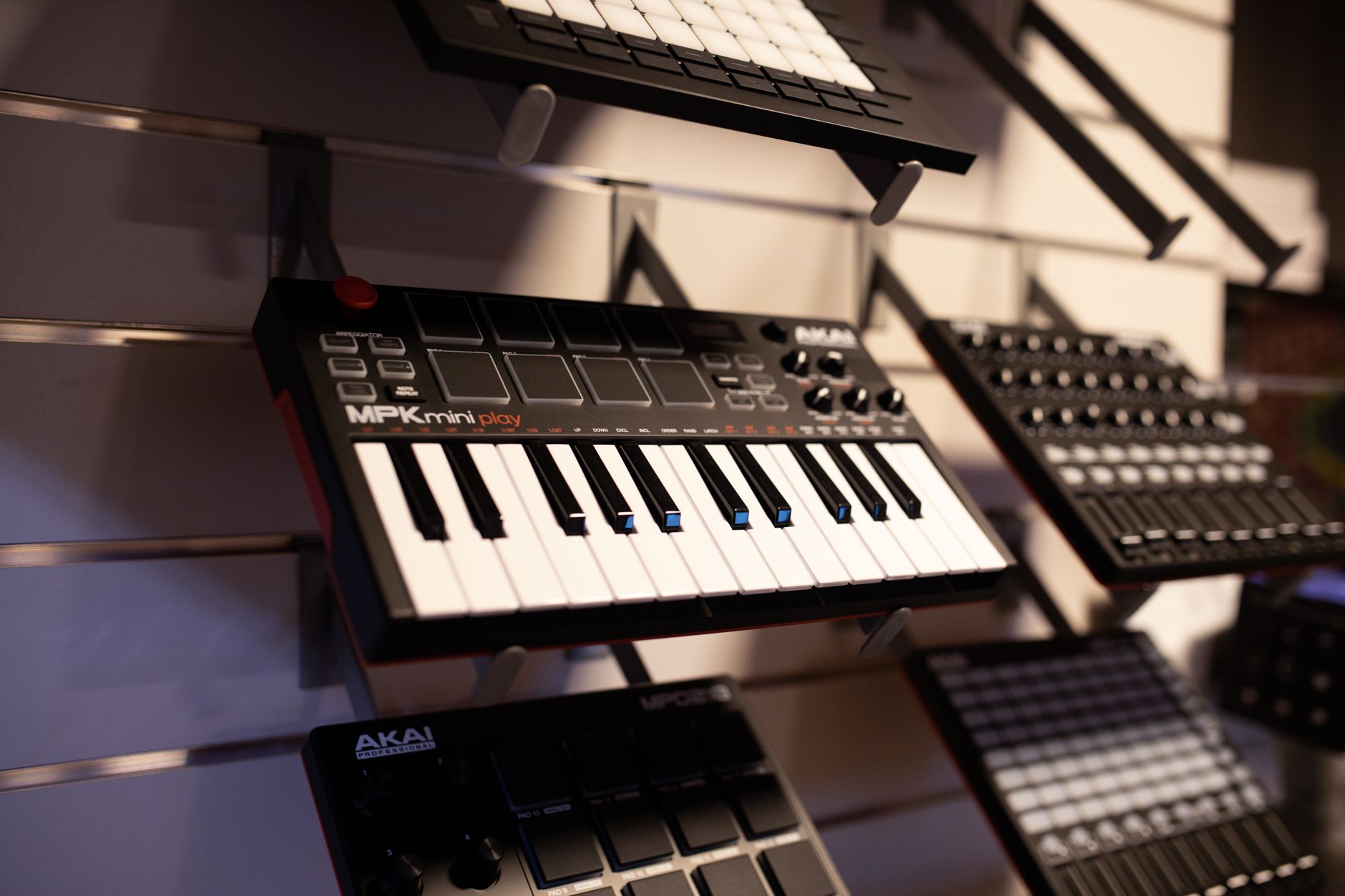 midi keyboard size comparison (Photo: TStudio / Pexels)