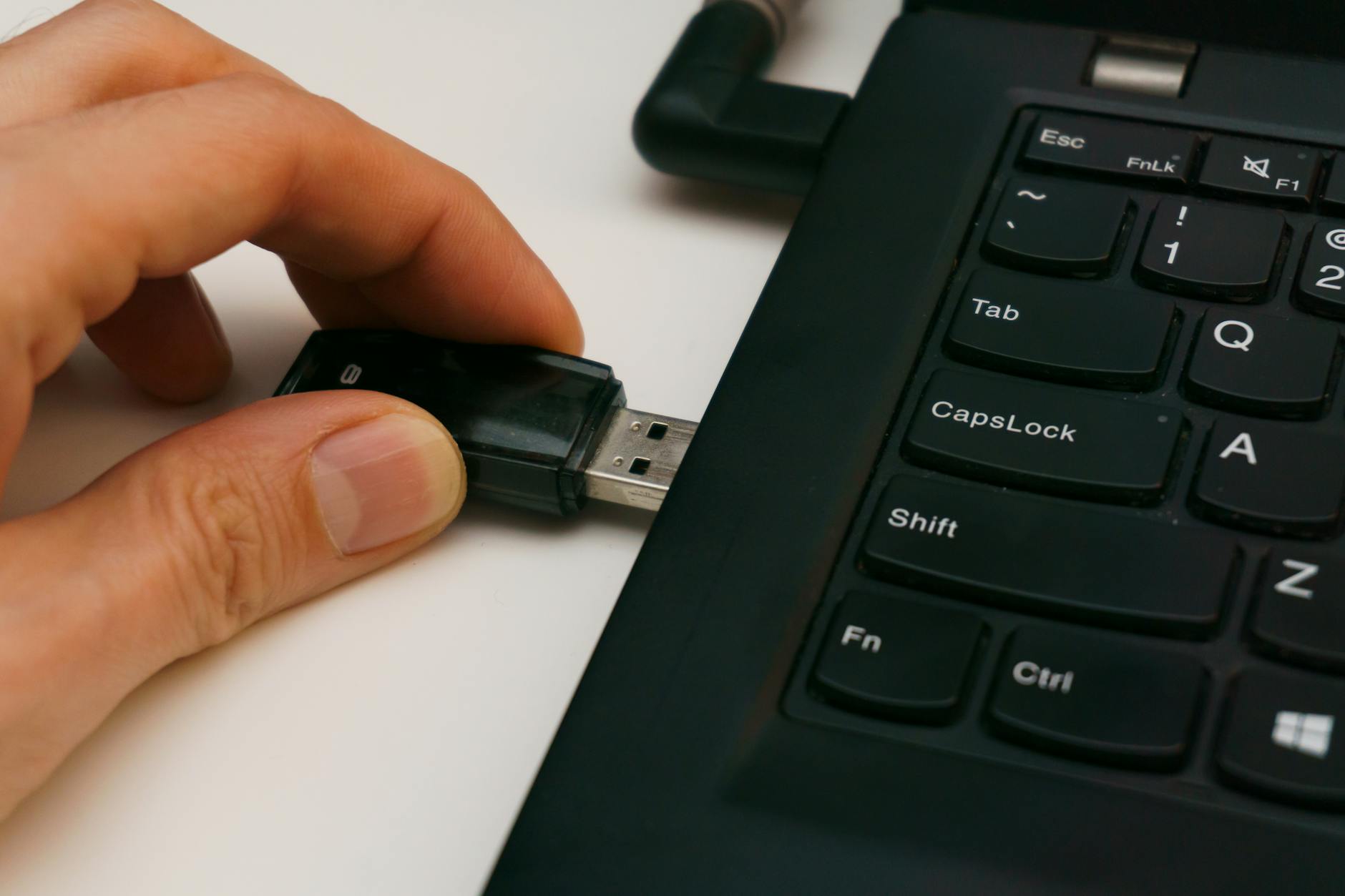 computer transfer files concept (Photo: Aleksander Dumała / Pexels)